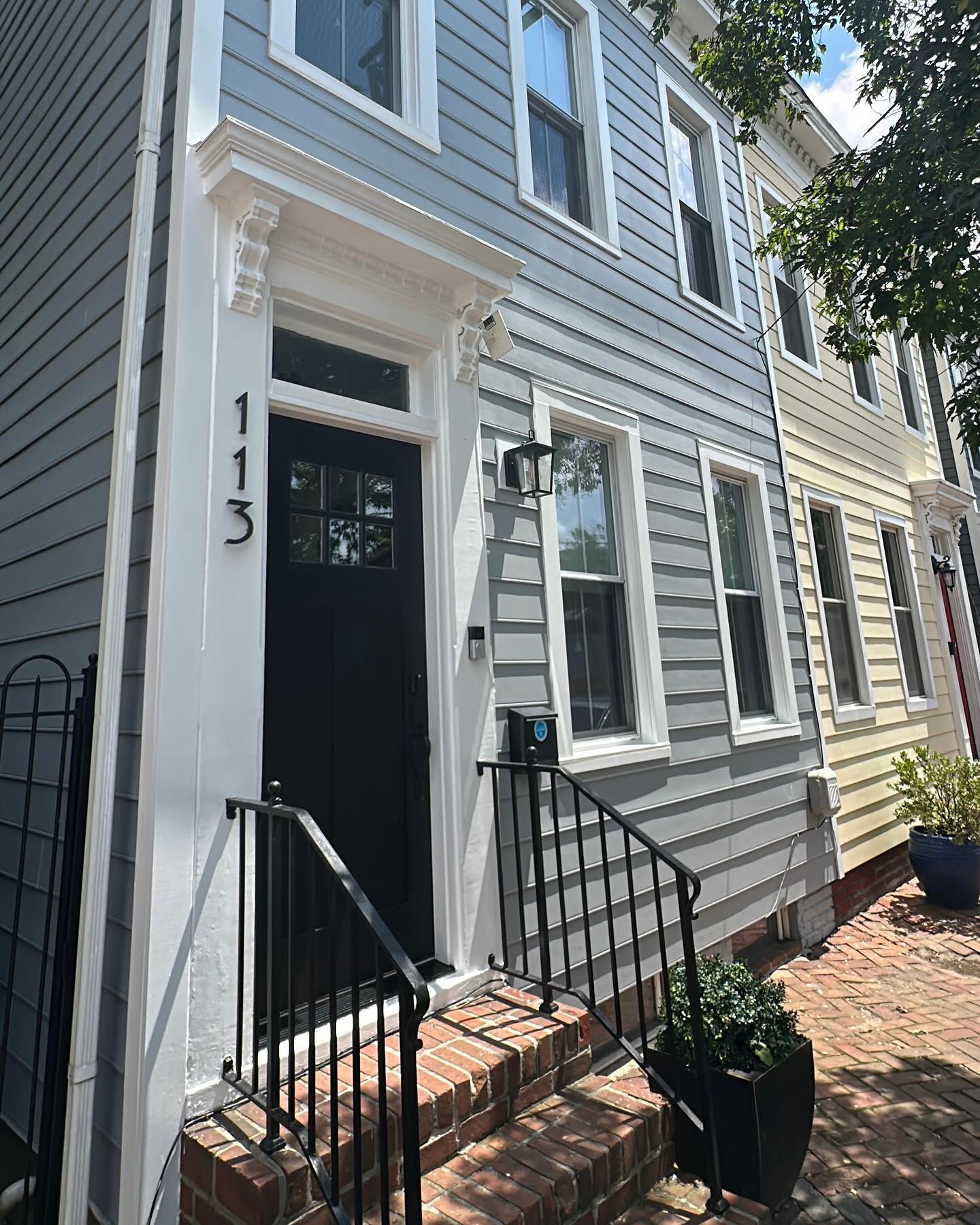 Oh hello there! Nothing like some new siding to make you feel refreshed. 😍 #paynesthouse #visitalxva #visitalx #oldtownalexandria #bestcities #travelandleisure