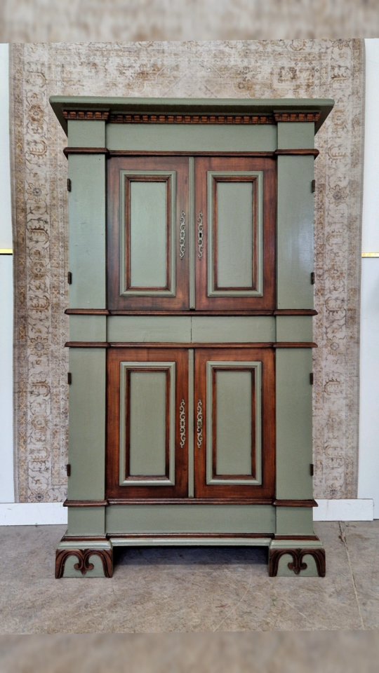 Met veel liefde en oog voor detail heb ik deze vintage kast volledig met de hand gerestyled.
De kast heeft een klassieke Europese uitstraling met warme houtaccenten en zachte olijfgroene tinten – een combinatie die rust en karakter uitstraalt.
✨ Elk detail is met de hand geschilderd
✨ Origineel ontwerp – er is maar één zoals deze
✨ Volledig gerestaureerd, klaar voor een nieuw leven
Perfect voor wie houdt van unieke meubels met een verhaal – een echte blikvanger in je interieur.
#flipfurniture
#minadonyavifurniture #netherlands #meubels