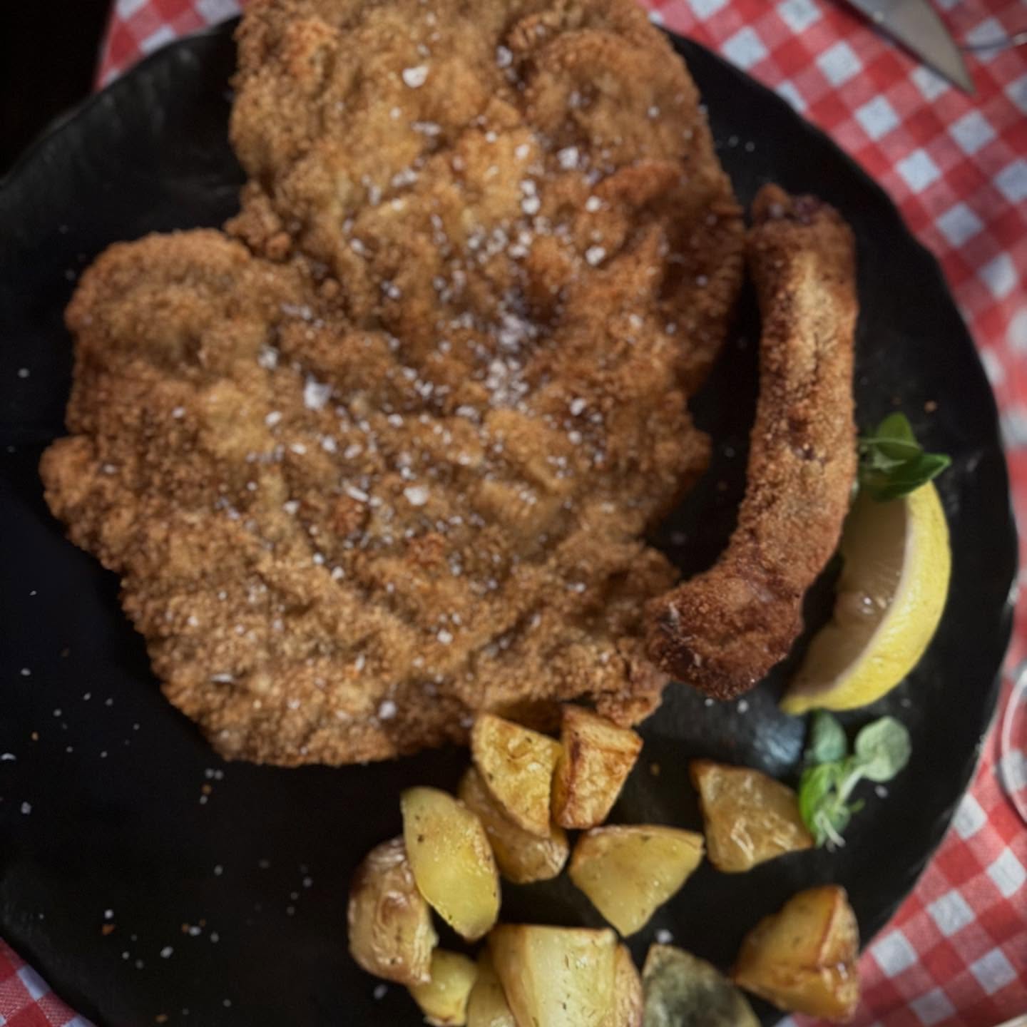 #daRossino O mia bela cutulèta
Croccante fuori, succosa dentro e servita con patate al forno: la vera regina della tavola lombarda 👑
Chi dice che la felicità non si può impanare… mente.
A fianco, le immancabili patate al forno: semplici, dorate e perfette per la scarpetta.
#cotoletta #costoletta #cucinamilanese #cascinaRossino