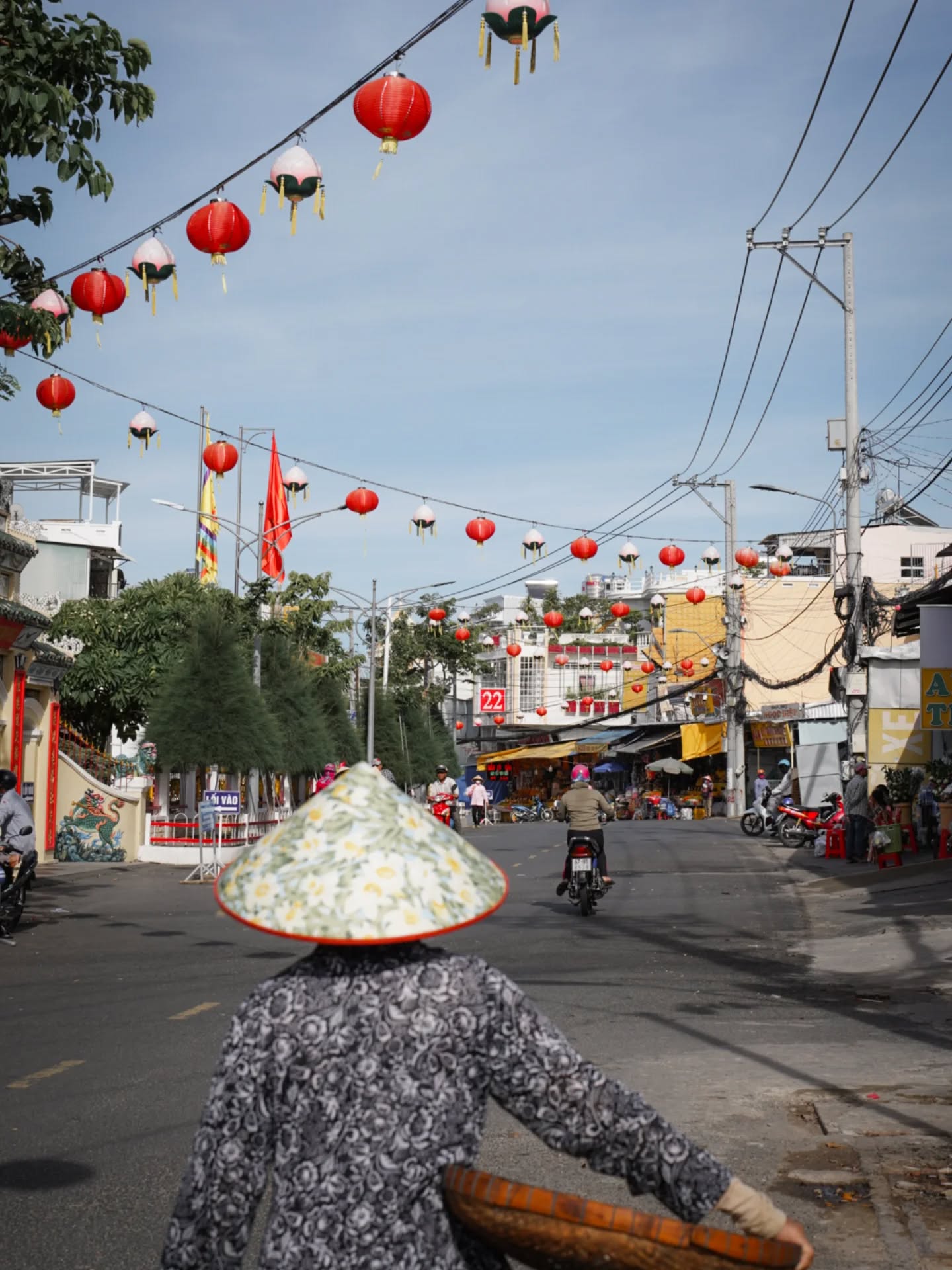 The feeling of strangeness
The feeling of being plunged into the unknown and the new. I love these new beginnings, these border crossings full of thrills and excitement. Finding myself a stranger again, losing my bearings, being shaken up.
I love the feeling of being far away, submerged in an environment whose codes I don't yet understand. Like being draped in the unknown. It's confusing, irritating at times. But I don't travel to fill myself with exoticism, but precisely to experience these distances, these gaps.
Then the mustime takes hold of me. I can't get a word out, they're not adapted, they wouldn't be understood anyway. Here in Vietnam, my basic Khmer isn't much use to me. So yes, I have to relearn. Accept to start all over again. Travelling is like being born again, relearning the basics of interaction. Starting with hello "Xin chào", thank you "Cảm ơn"...
Each new word is a connection stretched into the darkness. It's a link to the other, his culture, his difference, his strangeness.
I don't sleep well either. Too much novelty is disconcerting. Travelling means waking up at night in impatience for the day to come. Experiencing insomnia with joy. The intensity of the unknown and the immense desire to discover a fragment of it 🌊