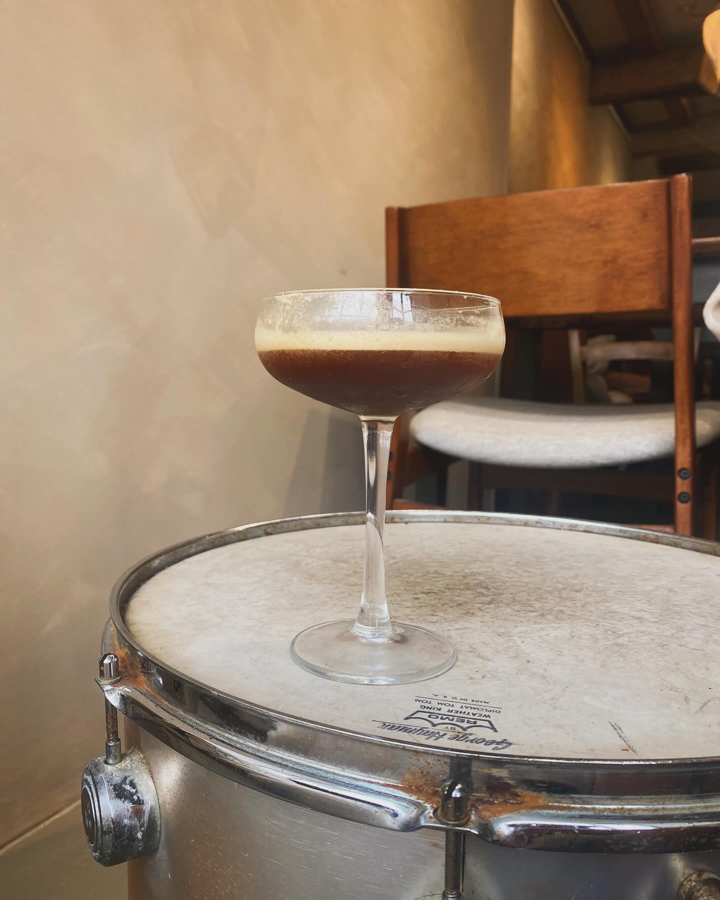 The secret to our dreamy espresso martinis? Specialty coffee and special vodka made in England from milk whey (not grain) — that’s why they’re irresistibly creamy! 🐄✨ #tudor #thingstodointhecotswolds
🤎 #espresso #cotswolds #cotswoldscoffee #winebar