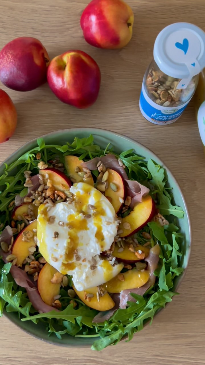 Fruchtiger Nektarinen-Burrata-Salat ☀️
Ein sommerlich-leichter Genuss, der schnell zubereitet ist und herrlich frisch schmeckt!
Zutaten:
💚 Rucola
💚 Nektarinen
💚 Burrata
💚 Prosciutto Crudo Schinken
💚 Knusper Konfetti geröstet & gesalzen
💚 Happy Salad Dressing Orange & Curry
Zubereitung:
-Nektarinen in dünne Spalten schneiden und anschließend alle Zutaten auf einem Teller anrichten
-Mit dem Happy Salad Dressing und Knusper Konfetti verfeinern
Schau für weitere leckere Rezepte gerne auf unserem Blog vorbei.
BE HAPPY & STAY HEALTHY 💚
#healthy #happysalad #Rezept #Ernährung #salatliebe #FrischeKick