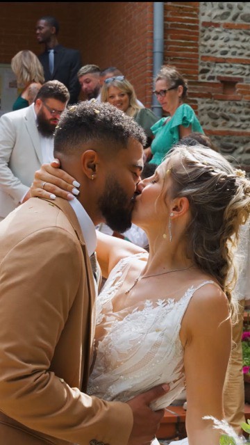 Parfois, j’ai des éclairs d’inspiration, et l’une de mes dernières idées est devenue l’un de mes concepts préférés : et si je laissais les mariés prendre la caméra eux-mêmes ? 🎥✨
C’est ce que Marine et Chris ont fait pendant la soirée dansante de leur mariage, en se filmant en selfie avec leurs invités
Le résultat ? Des moments totalement naturels, pleins de rires, d’énergie et d’émotions, capturés à travers leur propre regard. 💃🕺
Ce que j’aime dans cette approche, c’est que les mariés créent eux-mêmes une partie de leurs souvenirs. C’est spontané, authentique, et surtout, cela leur ressemble vraiment. ❤️
——————
Make-up @zen.et.belle et @candice_styliste_ongulaire
Coiffure @maxime pradere et @_hair.by.lea__
Robe @maison nuptiale
Photographe @athos
Costume @devred1902_blagnac
DJ @deejaymb6
#wedding #weddingdress
#weddinginspiration #mariage
#weddingday #robedemariee
#weddingvideo