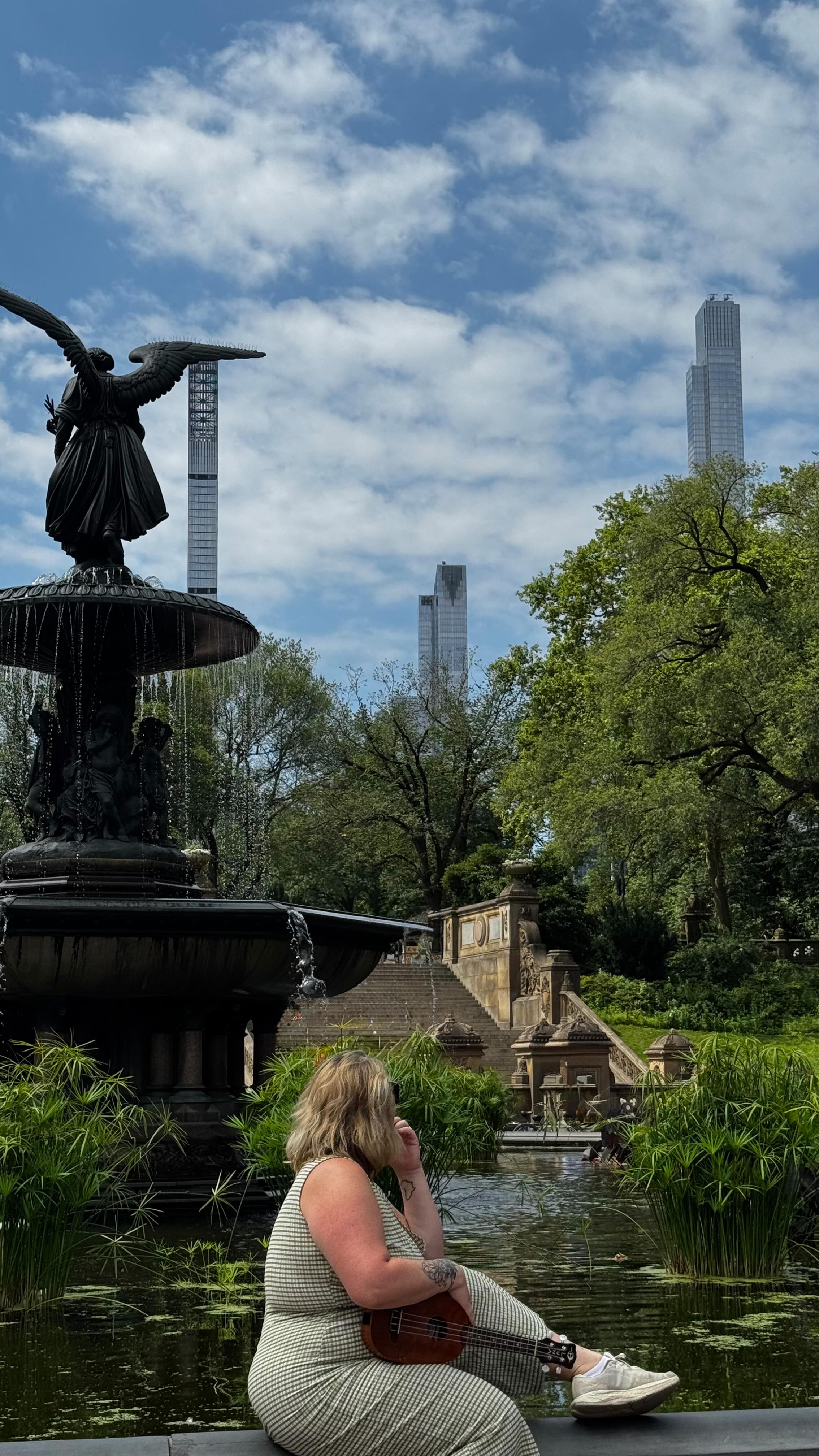 Tu devineras jamais où a été tournée cette vidéo …? 😜
Écris en commentaire le nom de ce magnifique parc mondialement connu ↙️
•
En tant que fan d’Alicia Keys, j’étais obligée de reprendre quelques notes de cette chanson qui a bercé mon adolescence et m’a encore plus donné envie d’aller découvrir cette capitale INCROYABLE ! 😻
À l’heure où je vous parle, je sors justement de la comédie musicale qu’elle a écrite et composée et je suis dans cet état : 🥹🥹🥹
C’te claque !
•
#wanderlust #music #musique #cover #acousticmusic #acosuticcover #covervideo #musician #ukulele #ukulelecover #voice #singung #hellskitchen #aliciakeuys #nyc #newyork #newyorkcity #voiceoverchallenge #chanter #sing #centralpark #nycmusic