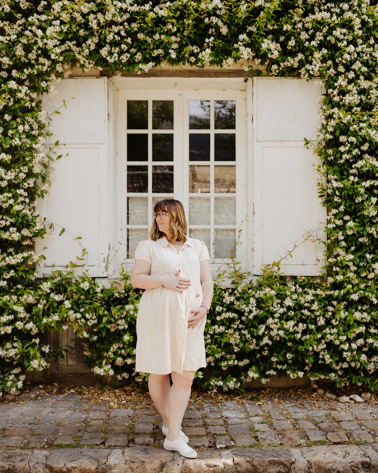 🤰 Quand faire une séance grossesse ?
Idéalement entre le 7ème et 8ème mois, quand le ventre est bien rond et que vous êtes encore à l’aise pour bouger. Mais chaque grossesse est unique : on s’adapte à vous.
🌿 Où se déroule la séance ?
En extérieur, dans un coin de nature que je connais bien (ou un lieu qui vous ressemble), ou bien chez vous, pour une ambiance plus intime, douce et cocooning. L’important, c’est que vous vous sentiez bien.
🎞️ Comment ça se passe ?
Pas de poses figées ni de stress.
Je vous guide, on prend le temps, on discute, on bouge… et petit à petit, vous oubliez l’appareil.
Ce qui compte, c’est le lien entre vous, vos gestes, vos regards.
Et c’est ça que je capture, avec douceur et authenticité.
Tu souhaites plus d’infos ou réserver ta séance ? N’hésite pas à me contacter en DM pour en discuter ! 💌
#photographegrossesseoise#photographegrossessecompiegne#photographegrossessesenlis#photographegrossessechantilly#futuremaman#futuremaman2026