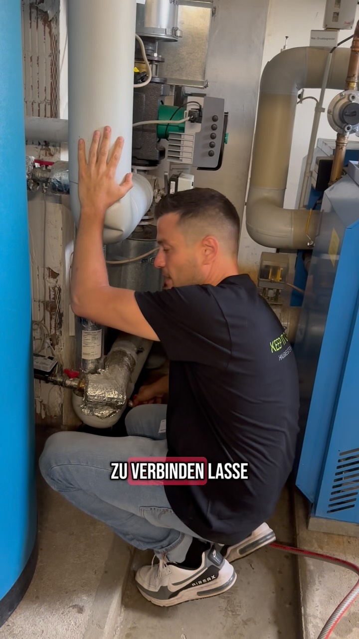 Haustechnische Kontrolle in einer riesigen Liegenschaft.
Heute füllen wir Heizungswasser auf – damit der Druck wieder passt und alles sauber läuft.#keepitclean #hausmeisterservice #handwerk #immobilien #reinigung
