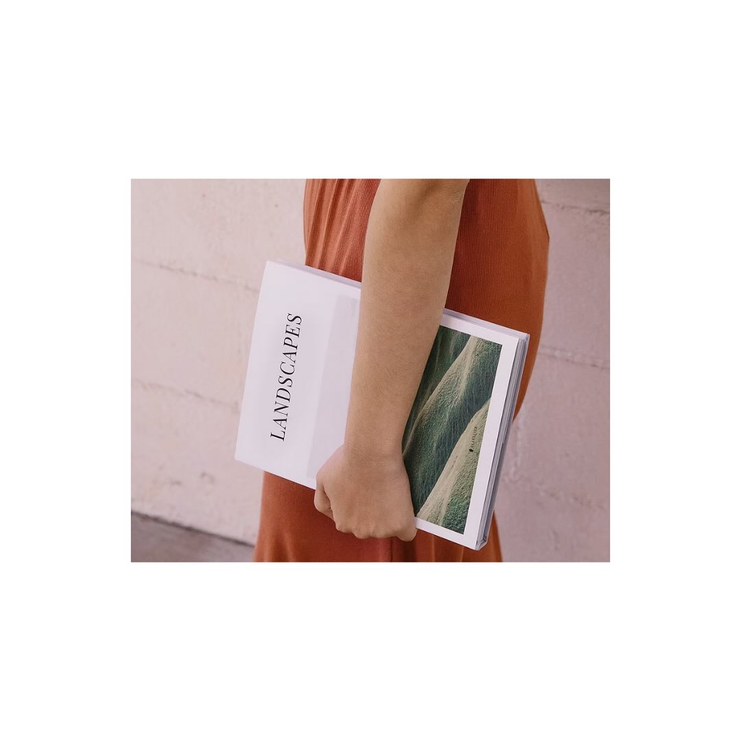 ๐๐ฒ ๐ธ๐ฟ๐ฎ๐ฐ๐ต๐ ๐๐ฎ๐ป ๐๐ฎ๐ ๐ฒ๐ฒ๐ป ๐ฎ๐ป๐ฑ๐ฒ๐ฟ ๐ผ๐๐ฒ๐ฟ ๐ท๐ฒ ๐๐ฒ๐ด๐.
Elke opdracht is maatwerk; gestoeld op vertrouwen, betrokkenheid en vakmanschap.
Je kunt als ondernemer nog zo goed uitleggen wat je doet, waar je voor staat en wat je (op)levert, maar niets is zo overtuigend als een tevreden cliรซnt die het verwoordt in zijn of haar eigen woorden.
โ๐๐ข๐ณ๐ฐ๐ญ๐ฆ ๐ช๐ด ๐ฑ๐ณ๐ฐ๐ง๐ฆ๐ด๐ด๐ช๐ฐ๐ฏ๐ฆ๐ฆ๐ญ, ๐ฃ๐ฆ๐ต๐ณ๐ฐ๐ฌ๐ฌ๐ฆ๐ฏ ๐ฆ๐ฏ ๐ฉ๐ฆ๐ฆ๐ง๐ต ๐ฆ๐ฆ๐ฏ ๐ข๐ข๐ฏ๐ด๐ต๐ฆ๐ฌ๐ฆ๐ญ๐ช๐ซ๐ฌ๐ฆ, ๐ฑ๐ฐ๐ด๐ช๐ต๐ช๐ฆ๐ท๐ฆ ๐ฆ๐ฏ๐ฆ๐ณ๐จ๐ช๐ฆ!โ ~ Margot Koesen, Directeur Estata Makelaars o.g.
Een #testimonial is geen opsomming van diensten. Het is een ervaring; een moment van vertrouwen, resultaat en samenwerking.
โจ Het bevestigt jouw geloofwaardigheid;
โจ Het maakt jouw impact concreet;
โจ En het verlaagt de drempel voor nieuwe klanten.
Testimonials zijn waardevolle ankers in een wereld van keuzestress en ronkende beloften. Ze laten niet alleen zienย watย je ๐ฅ๐ฐ๐ฆ๐ต, maarย wat het ๐ฃ๐ฆ๐ต๐ฆ๐ฌ๐ฆ๐ฏ๐ต.
Het is dan ook belangrijk om dit te communiceren in je uitingen. Op mijn website lees je dan ook hoe mijn cliรซnten onze samenwerking en resultaten hebben ervaren. Zie de link in de comments ๐๐ผ
Veel dank aan onder meer @margotkoesen, Directeur @estatamakelaars voor de tijd en moeite die je hebt genomen!
๐กAls zelfstandig communicatieadviseur help ik bedrijven en merken hun boodschap krachtig te verwoorden en doeltreffend uit te dragen.
Voor meer informatie of het inplannen van een vrijblijvend kennismakingsgesprek:
DM | โ๏ธ info@carolematthijsse.com | ๐ www.carolematthijsse.com
#communicatieadvies #personalbranding #reputatie #vertrouwen #ondernemen #interior #design #entrepreneur #realestate