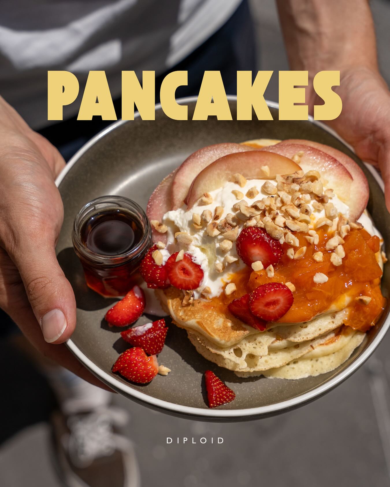 SWEET PANCAKES
Trois pancakes bien dodus, des fruits frais de saison, des éclats de noisettes, de la crème montée et une bonne dose de sirop d’érable.
Rien à ajouter.
Option sans lactose ou sans gluten dispo (+1€).
° Servi tous les jours jusqu’à 14h30 (15h le week-end).
#brunchlyon #pancakeslover #slaketerreaux
#diploidlyon #lyon1 #faitmaison #patisseriefrancaise #gourmandise
#lyonfoodies
Photos @studiocraime