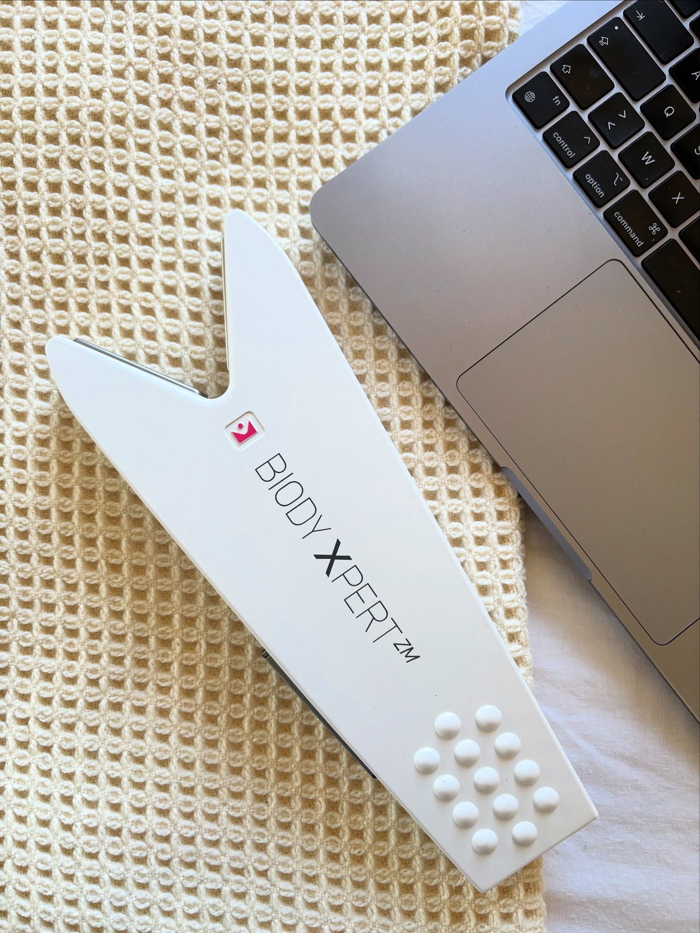 ⚠️🔥Nouveauté au cabinet🔥⚠️
Je vous présente mon nouveau joujou : le XpertZM II !
Ce petit appareil est un dispositif de mesures d’impédances bio électriques pour l’analyse de la composition corporelle !
C’est un appareil médical qui permet d’évaluer le statut corporel d’un patient en se basant sur des valeurs de références.
Grace à cet outils, vous pourrez suivre l’évolution de votre masse musculaire, masse grasse, hydratation, équilibre hydrique, ect, de manière fiable et précise ! ⚡️
Les mesures seront effectuées lors du bilan diététique et lors de chaque suivi ! 👩🏻💻
Cependant, dès le mois d’octobre, toutes personnes souhaitant suivre son évolution (sportive, perte de poids, prise de masse…) pourra, SANS effectuer de suivi diététique, prendre un rendez-vous au cabinet pour effectuer une mesure (suivi de vos résultats via application).
Tarif : 20 euros 💶
Dites moi en commentaire si vous l’avez déjà testé 😍
#diet#suividiététique#food#life#lifestyle#ebiodyexpert#zmetrix#professionneldesanté#santé#healthy#healthybodyhealthymind#body#bodybuildingmotivation