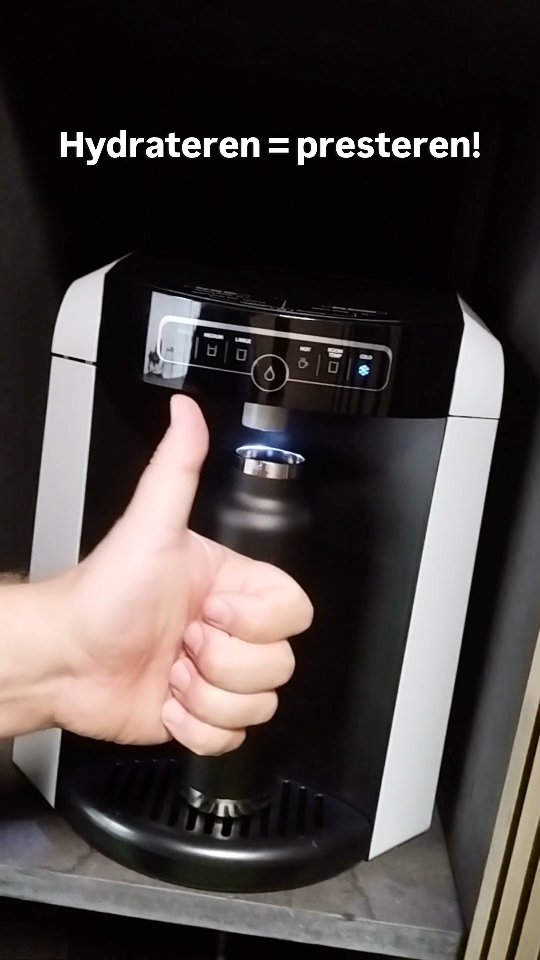 Hydrateren = presteren! 💧💪
Tijdens het sporten verlies je vocht door te zweten. Te weinig drinken kan leiden tot krampen, vermoeidheid en verminderde focus. Maak dus tijdens je revalidatie of trainingsessie zeker gebruik van onze nieuwe watercooler! ❄️ Zorg ervoor dat je vóór, tijdens én na het sporten en bewegen voldoende water drinkt om je lichaam optimaal te laten presteren.
#physio2perform #kinesitherapie #edegem #sportrevalidatie #waterdrinken #waterdrinkenisgezond #hydratatie #sporttips