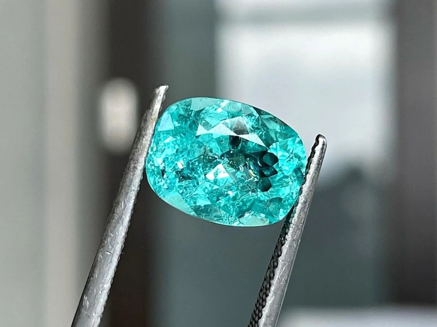 La tourmaline Paraíba : un trésor bleu-vert chair dans le monde des gemmes ! 💎✨ Apprenez-en plus sur cette pierre précieuse légendaire. Link in Bio > Blog
Bleu électrique, rareté absolue.