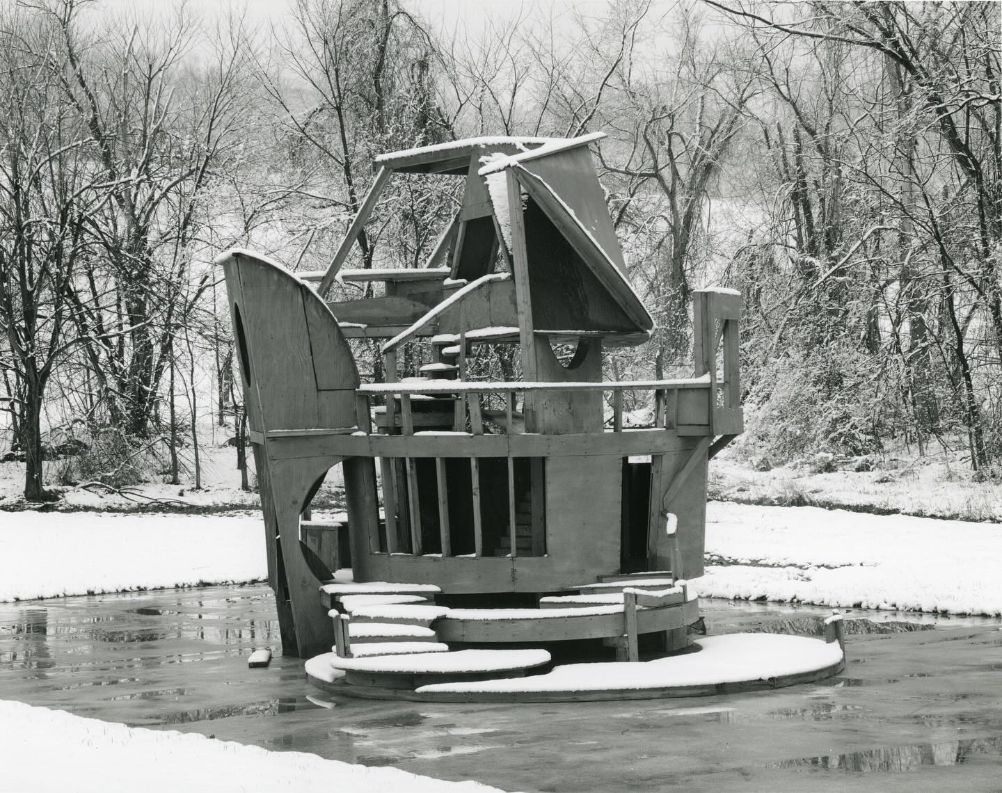 âIn 1988 in New York state I developed the idea of architecture in sculpture in these two pieces made in plywood. They were made as we went along with a team of carpenters. The awareness of the interior as well of the exterior form, of treating sculpture as skin was a new development for me. Sculpture has now become so abstract, so free, that it can take as its starting point almost anything visual, the ocean ... buildings or parts of buildings and still remain abstract. So long as the scale is true and the work âfeltâ, the attachment to its starting point becomes minimalâ - Anthony Caro (1989)
Model for Lakeside Folly, 1988, plywood, painted red, 460 x 660.5 x 452 cm
#anthonycaro #caro #anthonycarocentre #lakesidefolly #architecture #sculpitecture