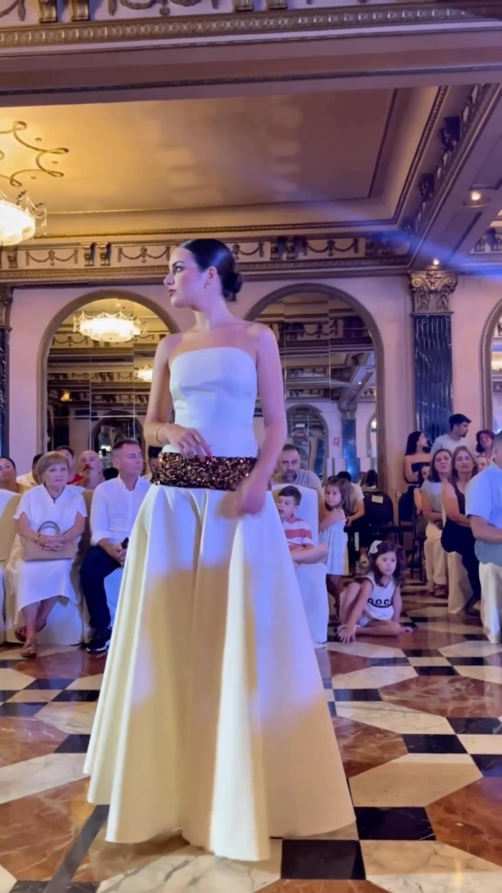 Hoy os mostramos una selección de diseños de la colección de fiesta, creados por nuestros alumnos, donde el glamour y la creatividad fueron los grandes protagonistas.
Diseños pensados para deslumbrar. 🌙✨