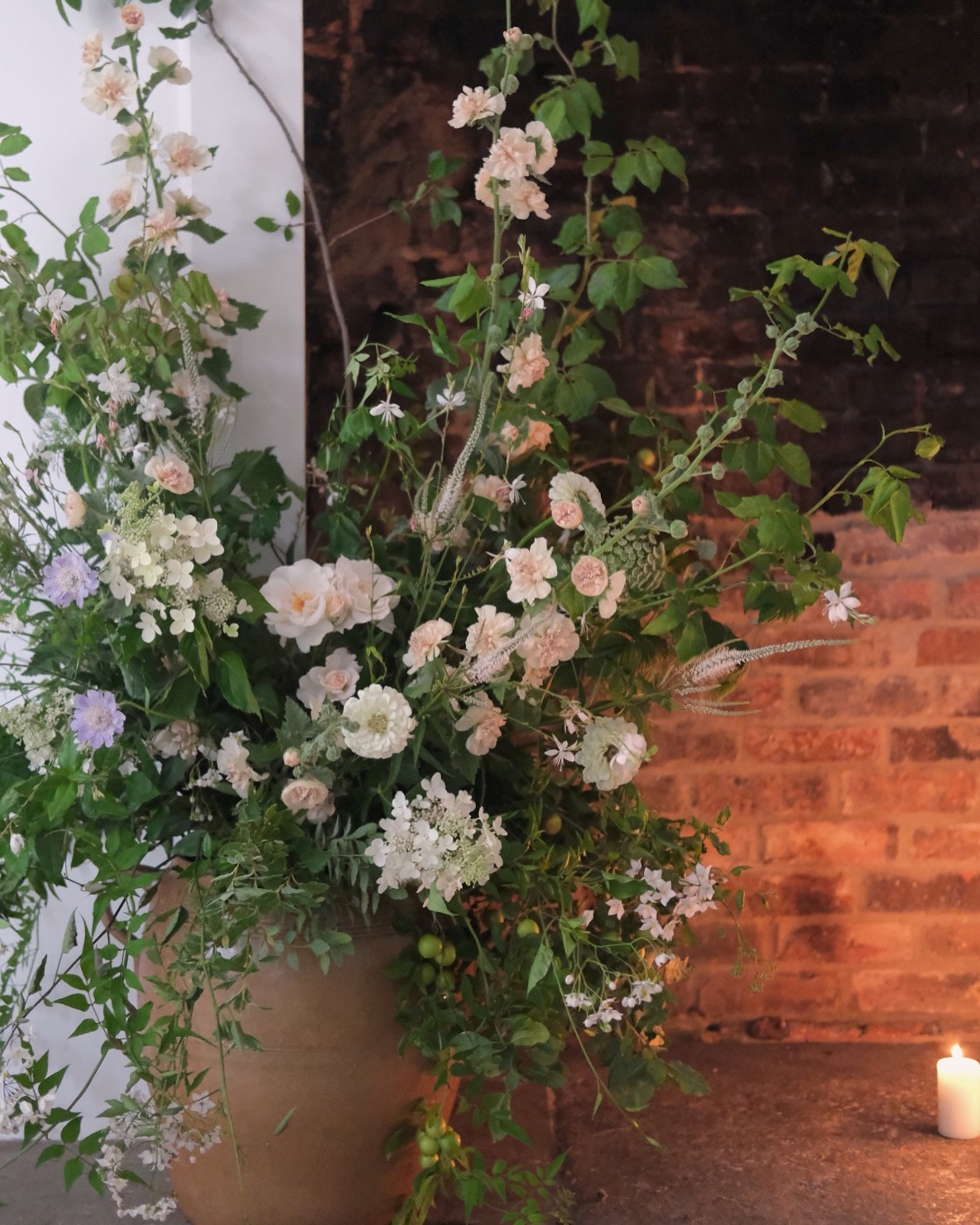 Our large stone pot filled with some of July’s best blooms. Margaret Merril giving the sweetest of scents to the ceremony space (you can’t beat it in my eyes), Alcalthaea, Gaura, Veronicastrum and @tatchellandcoltd Zinnia & Hydrangea. For Becky & Guy at @aswarbyrectory 🤍