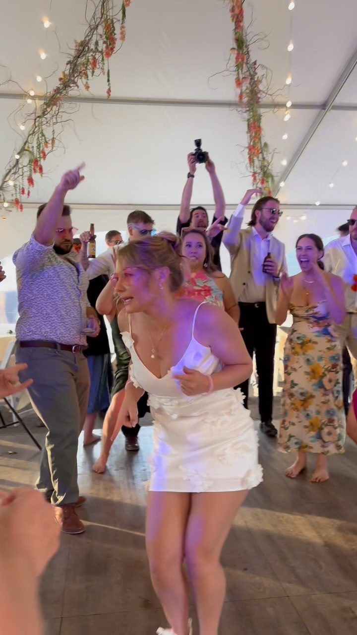 When the bride is willing to be the center of the dance floor 🎉💃❤️
.
#gve #gunnisonvalleyentertainment #dj #gventertain #gunnisonvalley #crestedbutte #weddingdj #wedding #weddings