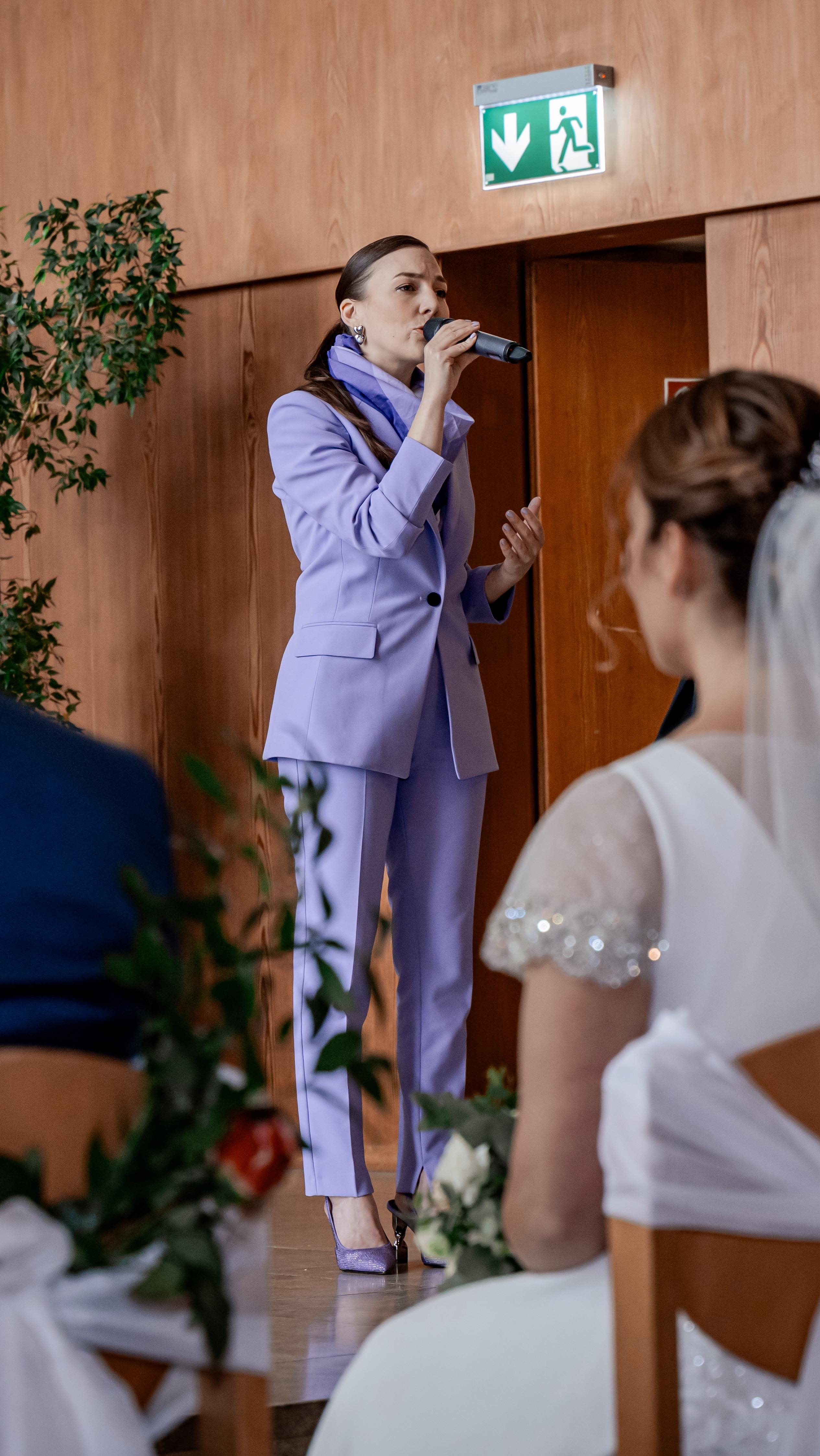 ✨Lieder für die kirchliche Trauung – am 25. Mai durften wir diese schöne Zeremonie musikalisch begleiten.
🎶 Einzug: Halleluja
🎶 Zwischengesang: Ave Maria
🎶 Nach dem Ja-Wort: Amazing Grace
🎶 Kurz vor dem Auszug: Oh Happy Day
🎶 Auszug: an der Orgel
Das Brautpaar hat sich für eher klassische, traditionelle Lieder entschieden – zeitlos und sehr stimmig in der Kombination.
Da die Auswahl an möglichen Songs riesig ist, soll dieser Zusammenschnitt auch zukünftigen Brautpaaren als Inspiration dienen.
Titelbild @fotografia_dangelo #trauung #kirchlichetrauung #hochzeitmusik #hochzeitssängerin #rebeccasammet #livegesang #trauungslieder #hochzeitsinspiration #songauswahl #hochzeitsplanung #stuttgart