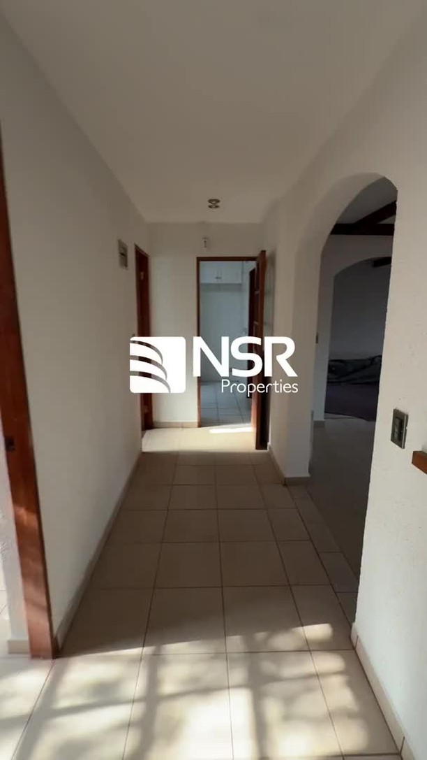 VISTA CORDILLERA - LAS TRANQUERAS – VIRGINIA
Terreno: 267 m² | Construcción: 161 m2 útiles | Recién pintada
Espaciosa y funcional casa con jardín y ambientes acogedores, ideal para quienes buscan comodidad, estilo y ubicación privilegiada.
Ubicación:
La propiedad está estratégicamente ubicada cerca de colegios como el Amanda Labarca, Antártica, San Esteban Diácono, Tabancura, además de estar a pocos minutos de la Clínica Alemana, Red Salud Vitacura y otros servicios esenciales.
Distribución:
Piso 1:
• Hall de recepción.
• Baño completo (visitas) con luz natural.
• Living y comedor con bow-window.
• Escritorio.
• Cocina con comedor de diario. Salida a patio trasero con jardineras.
• Pieza y baño de servicio.
• Logia, patio y entrada de servicio.
Piso 2:
• Dormitorio principal con closets. Baño completo con luz natural.
• Dos dormitorios con closets.
• Baño con luz natural.
• Closet para ropa blanca.
• Espacio para escritorio en subida de escalera.
• Entretecho para guardado con acceso por escalera.
Exterior:
• Piscina con revestimiento nuevo y sistema de filtrado.
• Portón automatizado.
• Estacionamiento techado para dos autos.
• Patio de servicio.
Detalles y datos adicionales:
• Pisos flotantes en los dormitorios.
• Caldera para calefacción por radiadores y califont.
• Se entrega recién pintada.
DISPONIBLE A PARTIR DEL 15 DE JULIO DE 2025.
Contáctanos para coordinar una visita y conocer esta magnífica propiedad!
Contacto: Cinthia García / +569 5879 4057
cinthia.garcia@nsr-properties.com