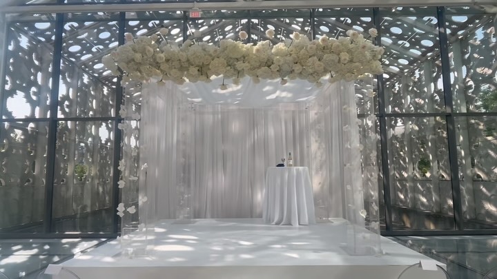 Our breathtaking crystal clear chuppah a blend of transparency and elegance, crowned with lush white florals. Every detail reflects purity and modern luxury, with ghost chairs, glowing candles, and a luminous setting that lets love shine through.
Event Planner - @ferncohenevents
Flowers & Decor - @floralwerx
Venue - @hotelxtoronto
.
.
.
.
.
.
#CrystalChuppah #WeddingDecor #LuxuryWedding #ModernWedding #ClearChuppah #FloralDesign #WeddingInspiration #EventDesign #ElegantWeddings #ChicWedding #EventStyling #WeddingCeremony #AcrylicDecor #RomanticWeddings #DreamWedding #WeddingPlanner #BrideToBe #WeddingGoals #TransparentDecor