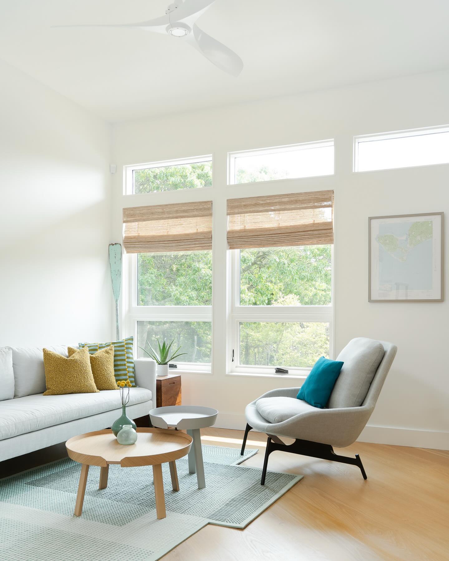 Cool, calm, and collected in Chilmark Photo by @dwpmv Interior Design by @lmtdesign Styling by @homegig #marthasvineyard #marthasvineyardlife #chilmark #interiors #residentialdesign #interiordesign #interiorarchitecture #remodel #interiordesigner #homedesign #homedecor #interiorstyling