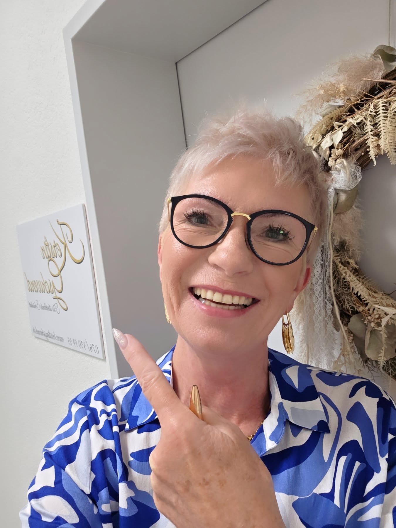 Schau mal meine nächste Story und like und kommentiere gern den Beitrag
#KerstinGschwend #konolfingen #einfachschön #BeautyKonolfingen #beautysalon #nailstudiokonolfingen
#nailart #RussischeManicure #beautybern