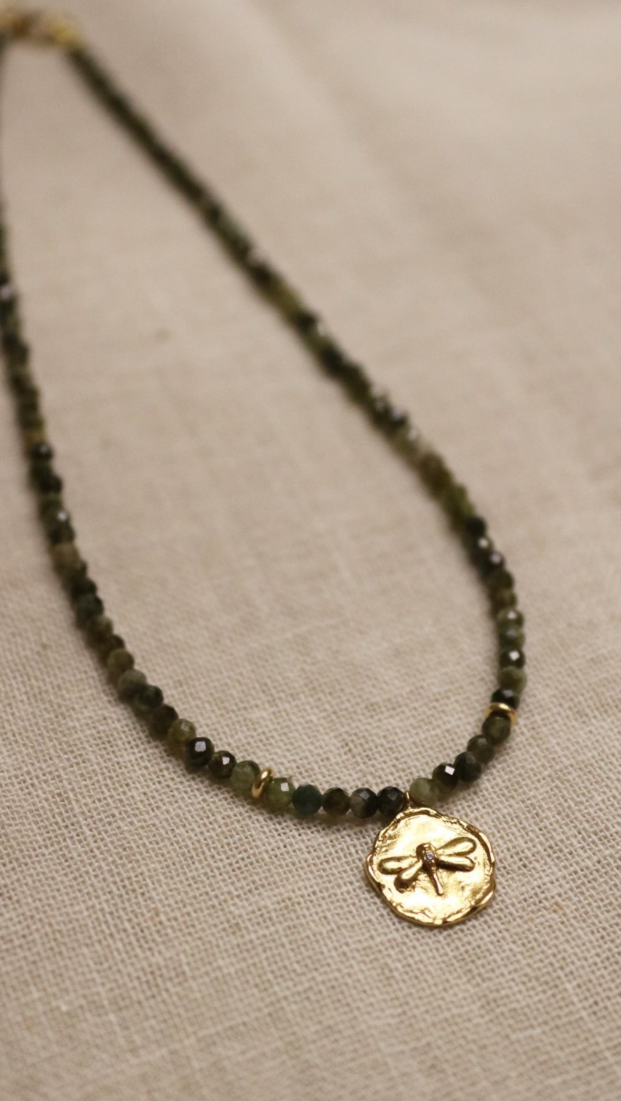 Diese Kette besteht aus Turmalin – ein Stein, der schützt und stärkt.
Die Libelle steht für Wandlung, Leichtigkeit und die Kraft, dem Licht zu folgen.
🔮
Vielleicht ist sie für dich. Vielleicht erinnert sie dich daran, wer du bist.
#handmadejewelry #turmalin #libelle #achtsamkeit #reel #kunstmitbedeutung