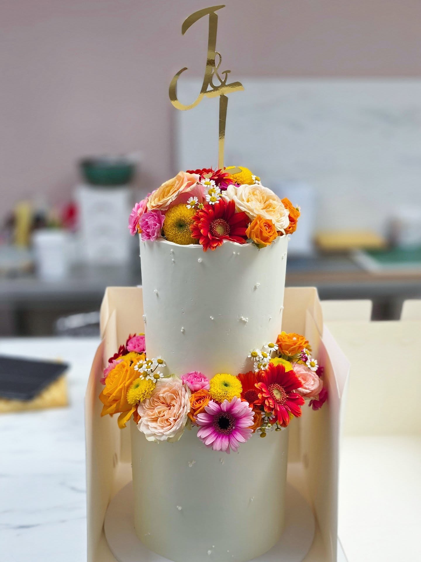 Bij zomerbruiloften horen zomerbloemen... #bruidstaart #bruidstaarten #cake #taart #taartbestellen #weddingcake #wedding #marriage #mariage #trouwen #wijtrouwen #specialetaarten #taartenopmaat #cakedecorating #cakedesign #cakedesigner #bakery #baking #huwelijksfeest #huwelijk #huwelijkstaart #waasland #sintniklaas #beveren #Antwerpen #kruibeke #zwijndrecht #bkz