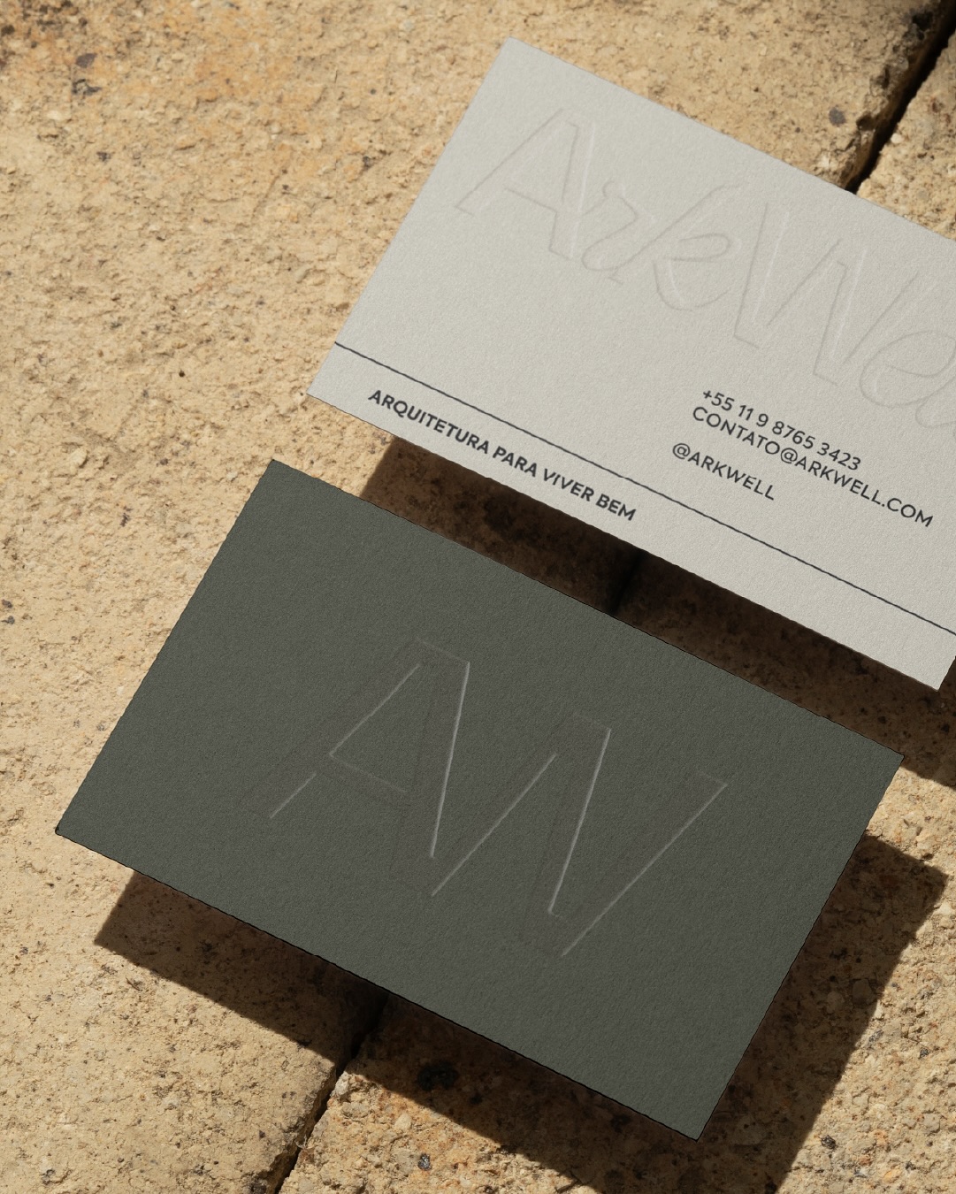 Você já sentiu quando uma marca fala com você, mesmo em silêncio?
É isso que a identidade visual faz. Ela traduz a essência da marca com formas, cores e tipografia que tocam.
Na Kiron, acreditamos em três pilares para construir marcas:
✨ Contexto – entender o momento, o público e tudo o que está ao redor.
✨ Posicionamento – saber quem se é e o que se quer comunicar.
✨ Defesa criativa – transformar tudo isso em escolhas visuais com verdade.
Foi assim com a ArkWell.
A Anna fundadora da marca sonhava com uma arquitetura mais humana — que escuta, acolhe e entende. E nosso papel? Traduzir esse sentimento em forma, cor e tipografia
Depois de testes, rascunhos e muitas conversas, chegamos lá. A tipografia virou o coração do projeto: leve, fluida e cheia de personalidade.
Assim nasceu uma identidade que carrega beleza, calma e presença.
Porque quando o visual conversa com o propósito… a marca não é só lembrada. Ela é sentida. 💛
#Kiron #IdentidadeVisual #DesignComPropósito #BrandingAfetivo #ArkWel#NovoVisual