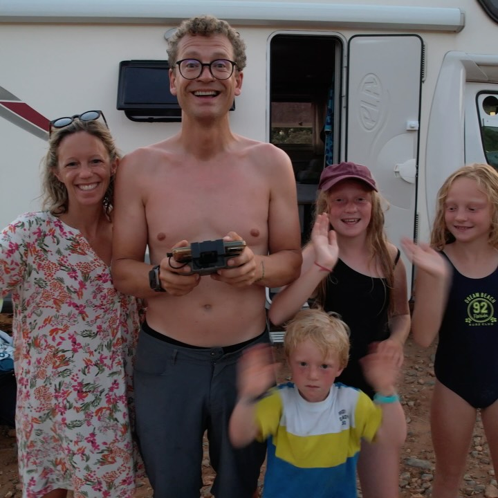 Spot-Glück in Griechenland - im letzten Eck der schon kleinen Insel, ganz allein und doch mit der Welt und den Sternen verbunden. Und das alles mit einem Patschen im Reifen (und ja, auch beim Fahrer 😜) - Ende im Gelände, trotzdem z‘friedn ;-) ÖAMTC war bemüht - aber hier kommen ihre Partner auch nicht her, also hilft uns morgen irgendjemand anderes. Sicher. Wir glauben dran - weil es am Ende immer gut wird und der Sepp kennt den Franz und der weiß, dass der Hans helfen kann. Hier heißen sie halt Kostas, Nikos, Giogros 😅 fix ist dort wie da: Glück ist Akzeptanz, was ist - oder?!?