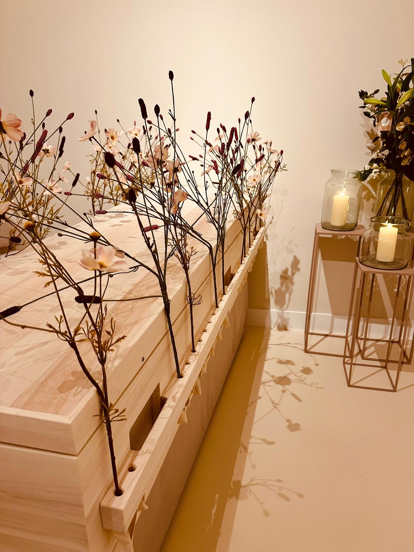 De kosten van een uitvaart.
Hoewel NOS recentelijk stelde dat een uitvaart ongeveer €10.000 kost, blijkt deze inschatting deels gebaseerd te zijn op een verouderd (2017) en deels gesponsord onderzoek van het Nibud plus eigen berekeningen, waardoor deze waarde mogelijk achterhaald is . Nieuwere rapportages geven een vergelijkbare maar iets bredere range, mede door inflatie en persoonlijke keuzes.
WAARDIG Uitvaartverzorging staat voor transparantie en duidelijkheid in het organiseren van uitvaarten. Wij geloven dat ieder afscheid uniek is en dat nabestaanden de vrijheid hebben om hun eigen uitvaartbegeleider te kiezen, ongeacht de verzekering. Dit voorkomt onduidelijkheid en biedt ruimte om samen te kijken naar de wensen van de overledene en de familie.
Tijdens een vrijblijvend wensgesprek bespreken we uw wensen en mogelijkheden, inclusief de bijbehorende kosten. We begrijpen dat de prijzen kunnen variëren, afhankelijk van factoren zoals locatie, catering en decoratie. Een intiem en mooi afscheid is mogelijk binnen uw budget. Daar zorgen wij samen voor.
Neem gerust contact met ons op om een afspraak te maken voor een vrijblijvend wensgesprek. Samen zorgen we voor een waardig en persoonlijk afscheid.
WAARDIG uitvaartverzorging
Alexander Meijers
06 182 182 82
#uitvaart #uitvaartwens #wensgesprek #uitvaartverzorger #uitvaartbegeleider #rouw #liefde #waardiguitvaartverzorging #waardigafscheid