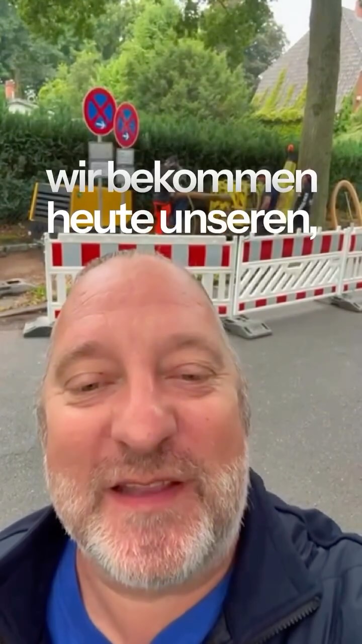 Vorbereitende Maßnahmen auf der Baustelle in Hamburg Osdorf.
Baustromanschluss erfolgt unter sondierungstechnischer Begleitung.
Kampfmittelreste werden fachgerecht geprüft und beseitigt.
Mit der Stromversorgung ist die Grundlage für weitere Arbeiten geschaffen.
Next Step: Abriss des Altbestands.
#baustellenvorbereitung #kampfmittelfreiheit #sondierung #bauprojekt #baustrom #hamburg #hausbau #abriss #baustelle #projektenwicklung