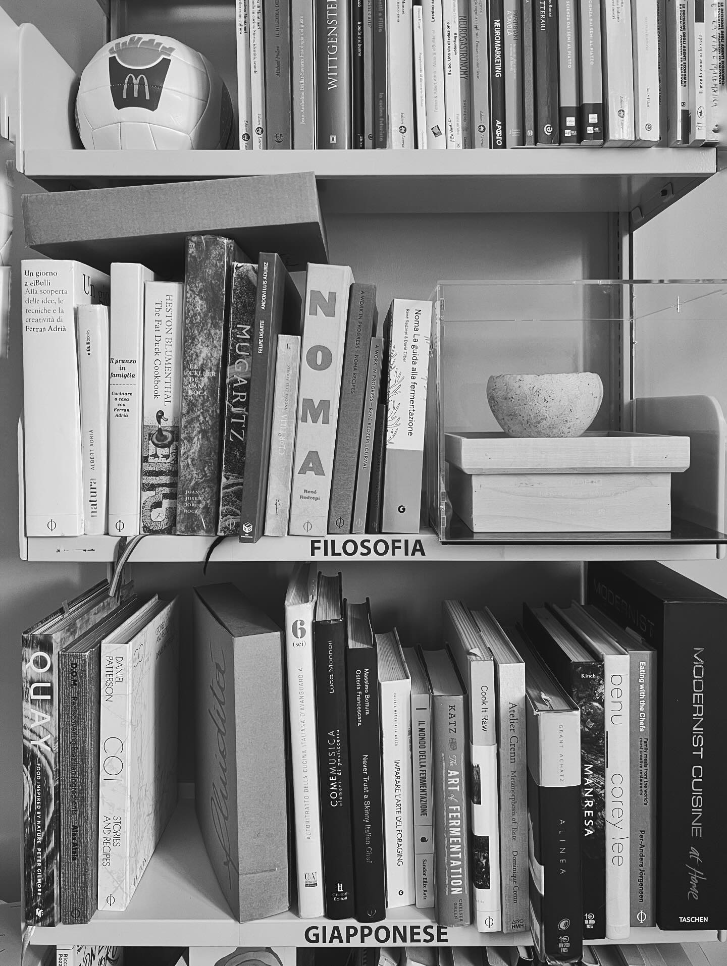 “Mentre scrivevo queste righe, e cercavo il famoso video di Adrià sul melocoton melba, ho tristemente constatato che molte di quelle notizie e di quei nomi sono oggi consegnati all’oblio. Wikipedia, youtube, la pagina dei risultati di google... se non sai cosa cercare, non ti viene riconsegnato quasi nulla di quelle storie. Rimane però molto materiale cartaceo, anch’esso figlio dell’editoria di pregio tardo novecentesca trascinata fino ai primi anni ‘10 poi finita, a conferma della nostra teoria, in qualche cestone delle offerte di qualche libreria di seconda mano. Se li avete, o li trovate, teneteli cari. A imperitura memoria dell’urgenza che un giorno condusse la cucina a voler parlare non solo alla pancia ma anche alla testa”.
Post sul blog “di mimetismo batesiano, ragù vegetale e penne di zucchine”
#cucinamolecolare #cucinatradizionale #avanguardia #kitchendesign #kitchenhistory #kitchenbooks