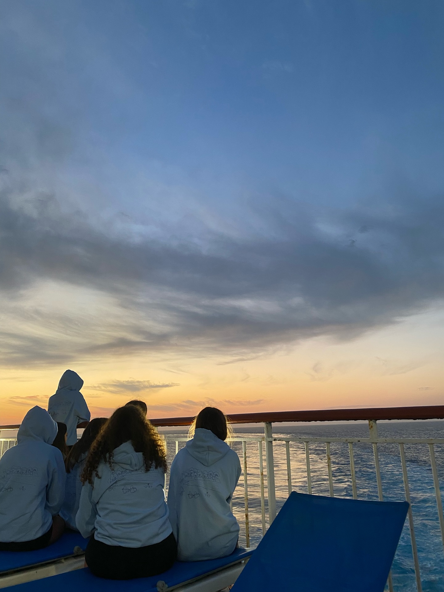 #rutajoves
Bona tarda, famílies👋
Els joves ja fa uns dies que estem per Menorca viatjant per cales i platges fent records inoblidables dignes de la seva última ruta.👣🎒🌅
De moment hem pogut veure i gaudir de 4 cales paradisíaques i ja hem arribat al càmping de Biniparratx, on farem nit fins al dia de marxar. Encara ens queden moltes coses a veure i avorrits i avorrides, ben segur que no ho estem!😜
Us deixem un recull d’alguns moments, ens veiem d’aquí poc!😁