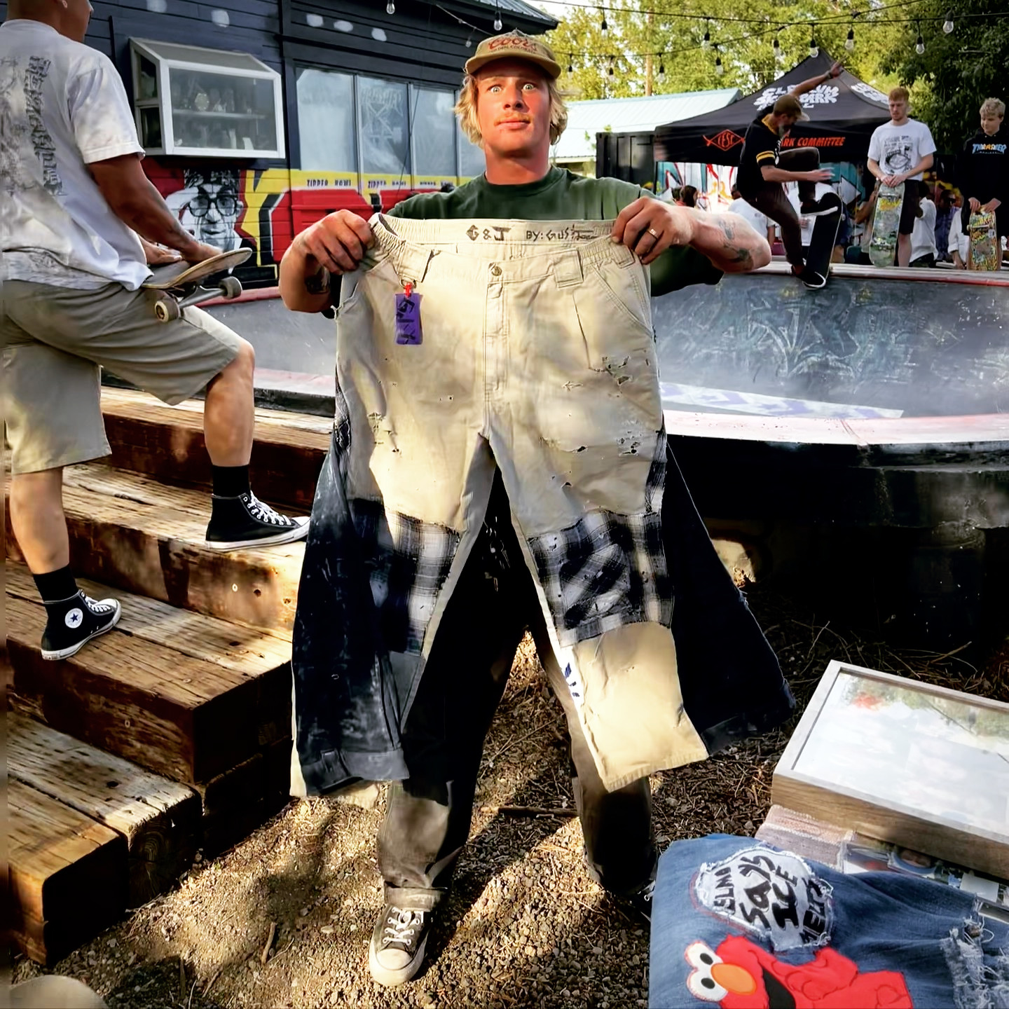 Photo dump from our weekend of pop up shops, raving, and skating. So much fun and so many cool people met along the way!
@stoggieee and the pants he skated hard for