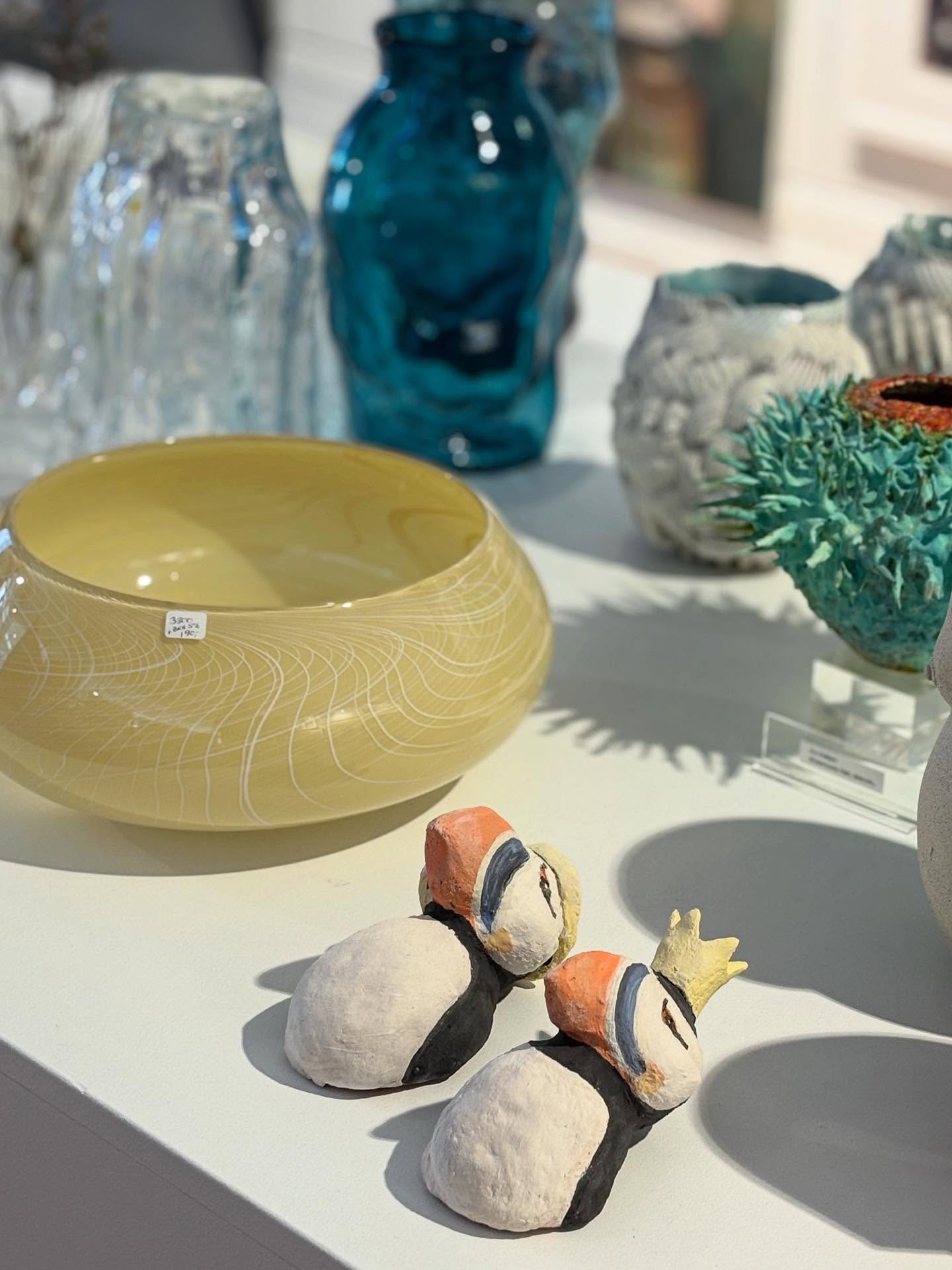 Her ser dere nydelige kunstverk fra,
Marte Stordahl Berntsen
Mats Eilertsen Bårdlund
Eva Galligani
Livio Lilli
•
@tromsosentrum @visittromso @martesatelie_keramikk