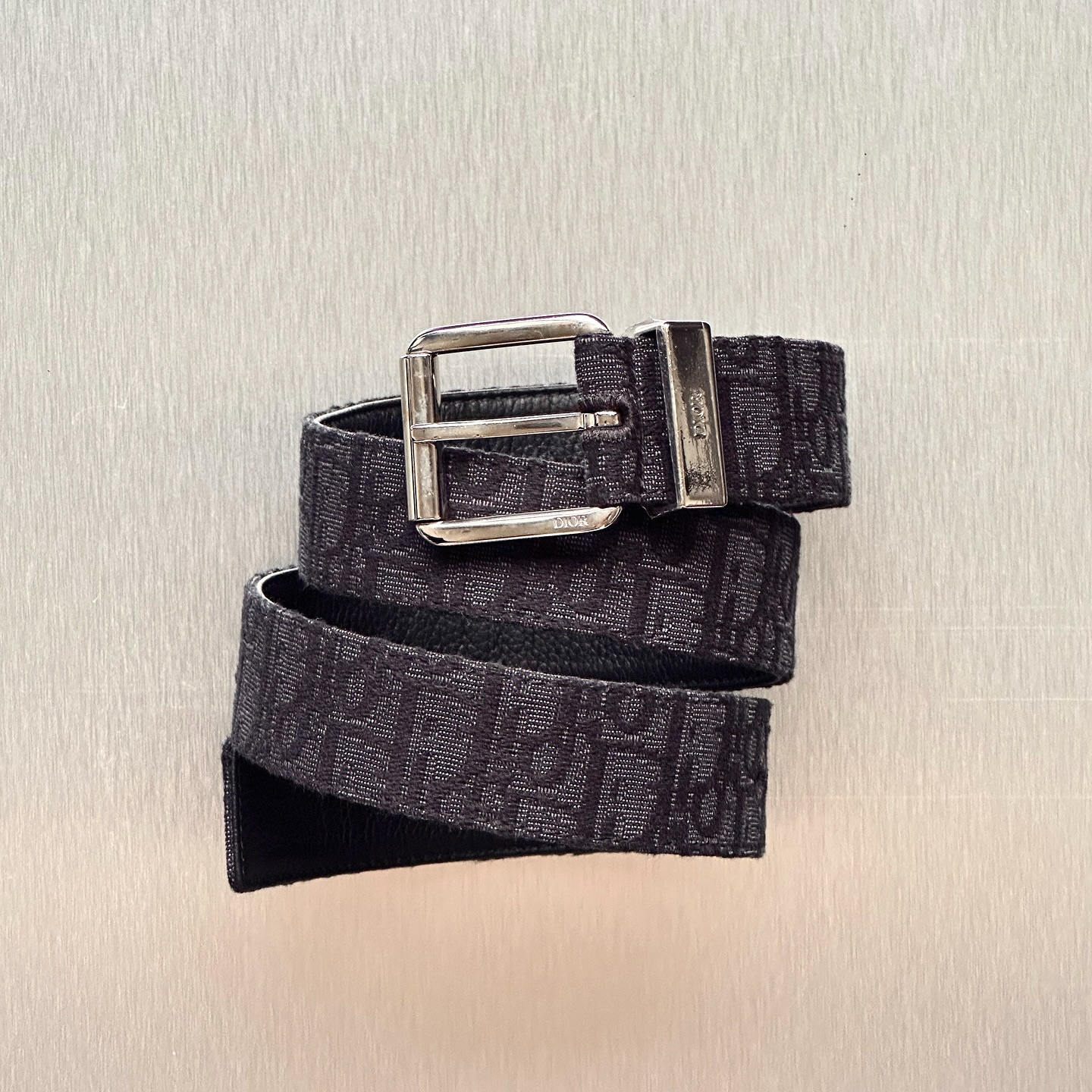 Tiny size, major impact. đĽ The Dior Micro Oblique Belt adds a bold designer statement to any outfit. Ideal for cinching dresses or layering over jackets.
For more information, please refer to the website link provided in the bio.
Listing no:
Opuluxe.sg is not affiliated to the brands featured. We are an independent consignment platform of authenticated luxury products. All trademarks and copyrights remain sole property of the brands.