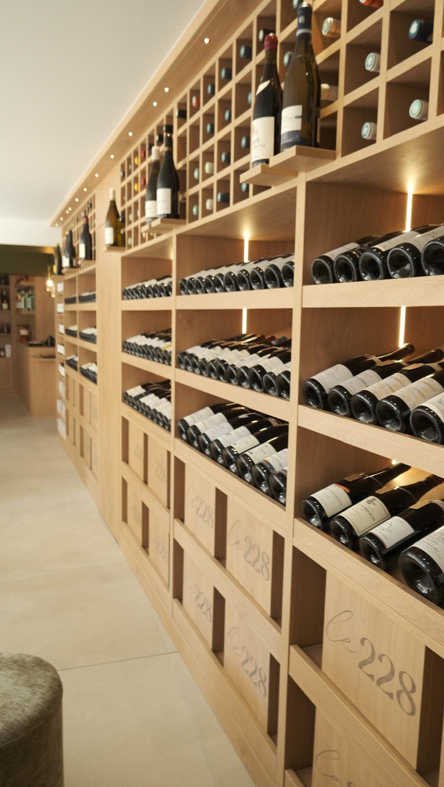 Un petit bout du quotidien 🍷✨
🍾 Les casiers se vident, on les regarnit, pour vous accueillir dans une boutique toujours soignée
😋On goûte (ou plutôt on regoûte 😌), parce que pour bien vous conseiller, il faut d’abord savourer
🖋️ Et on met à jour les ardoises, parce que nos vins au verre changent au fil des envies et des découvertes…
Passez quand vous voulez, tout est prêt ! 🍇🥂