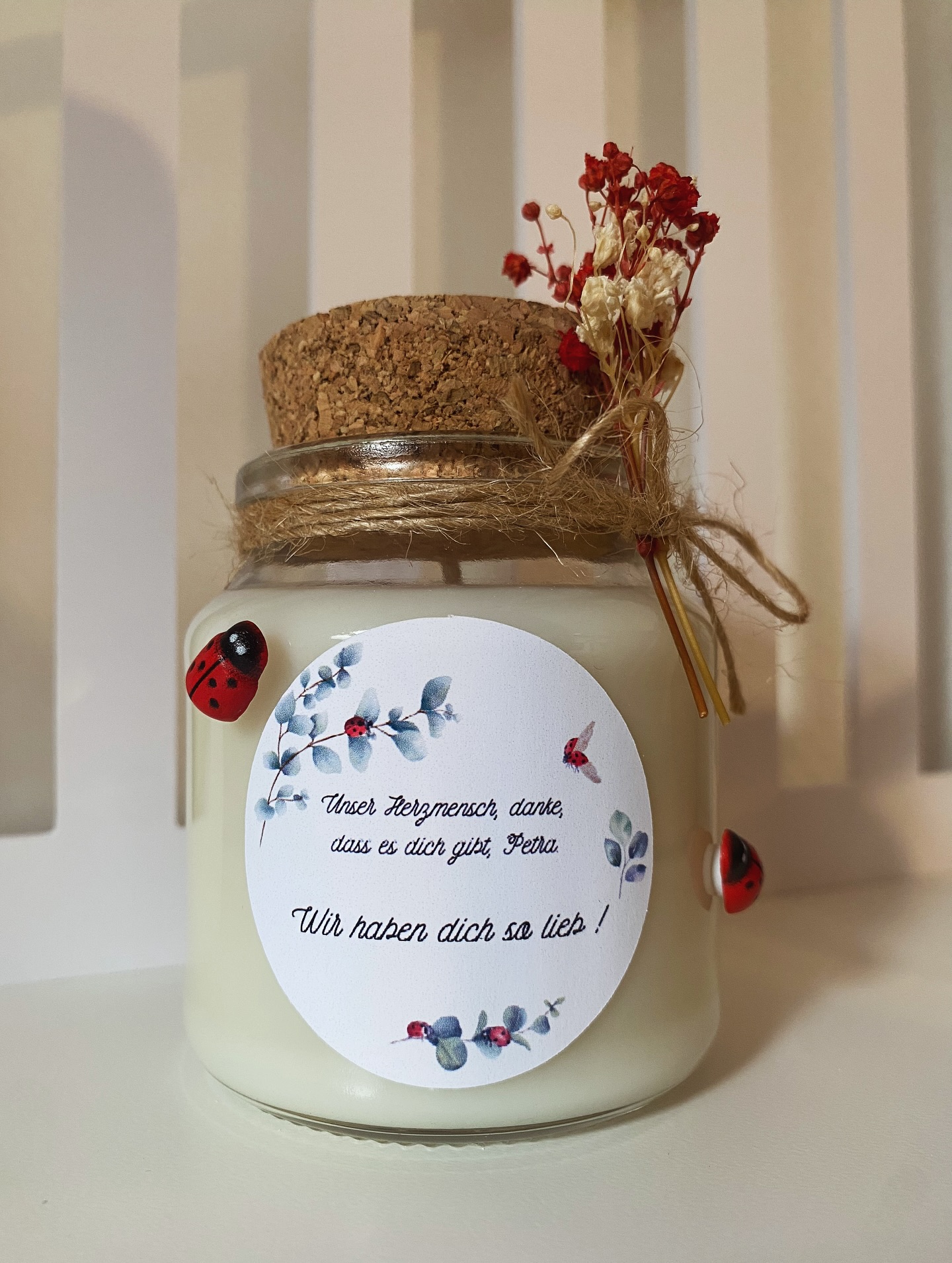 — PROJET COCCINELLE 🐞
Sachez que quand vous me laissez carte blanche, je suis la plus HEUREUSE - rien de tel que pour laisser parler ma créativité ✨
Ici le thème c’était coccinelle & un petit mot en allemand — j’espère d’ailleurs que ma cliente est sûre d’elle, car moi je capte pas un seul mot 😂
Les coccinelles qui grimpent partout, c’est pas juste adorable ? 🥺
#projet #projetbougie #anniversaire #remerciement #bougies #bougiesparfumées #bougiespersonnalisés #bougiespersonnalisées #personnalisation #personnalisé #cadeau #cadeaupersonnalisé #cadeaubébé #bougiecadeau #mariage #bapteme #communion #idées #ideesmariage #ideescommunion #artisanat #artisan #pinterest #instadaily #instagood #metz #talange #amneville #thionville #moselle