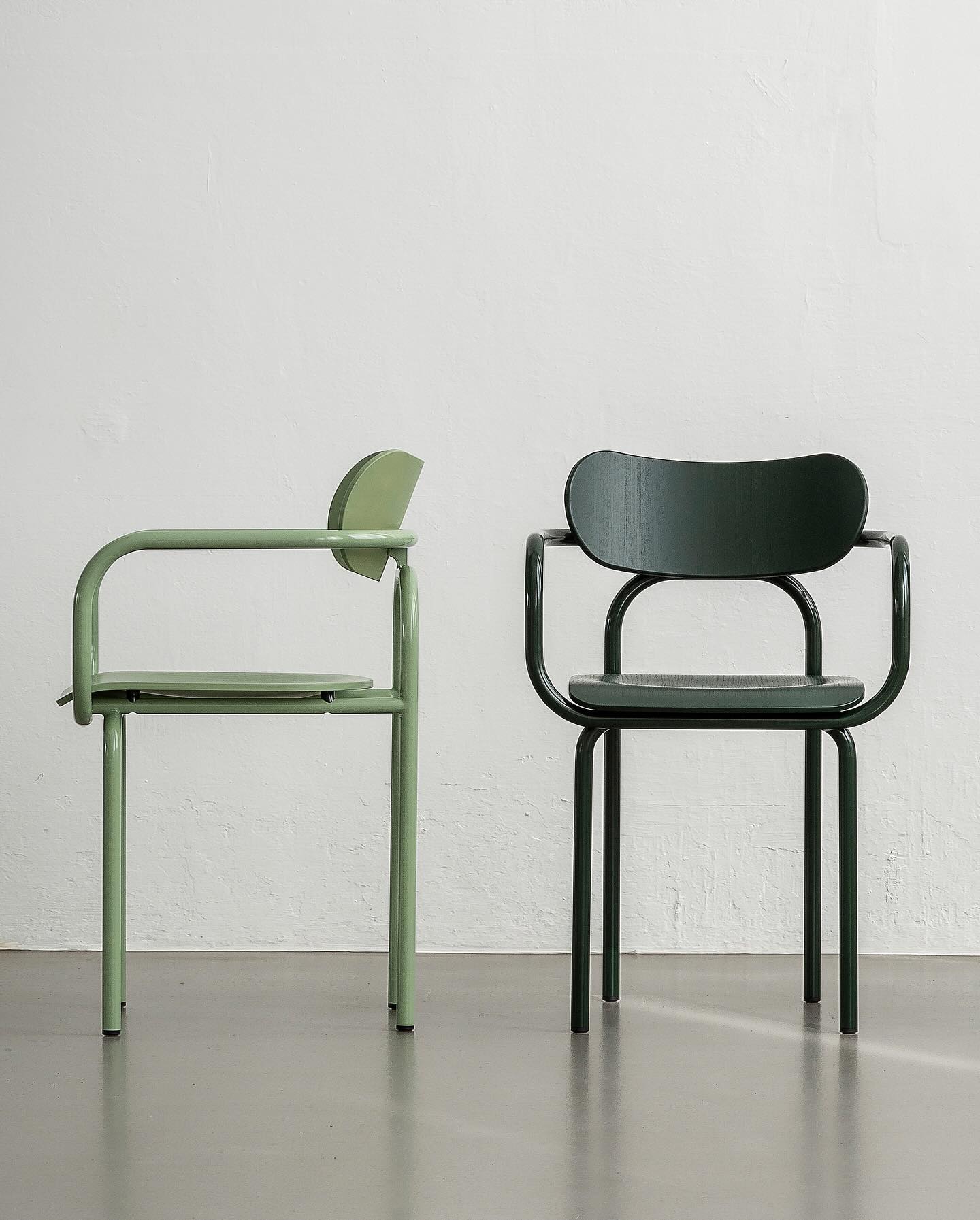 DOUBLE U ARM CHAIR
DOUBLE U resembles a light embrace. The chair’s frame features a clear, organically curved line that encloses the body like a frame. It also gave the chair its name: the two pairs of legs, which are made of bent tubular steel, are shaped like upside-down Us. DOUBLE U’s dynamic silhouette is full of verve and playful lightness; the monochrome colour scheme makes it look as if it has been cast from a single mould. By using pressed beech veneered with ash for the seat shell and backrest, VICTOR FOXTROT relies on local material from German forests. It comes in eleven vibrant colours.
Handmade in Germany.