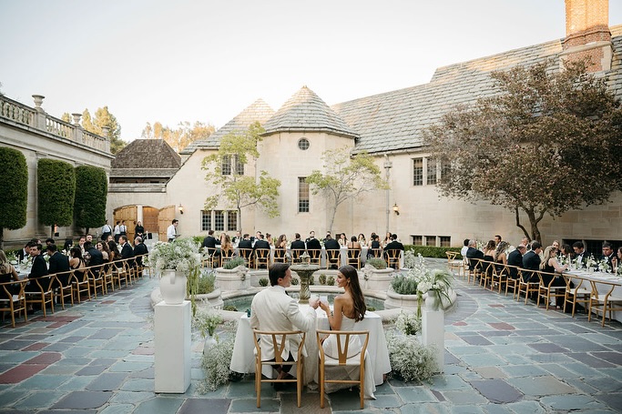 These are the moments. When the celebration is filled with love, laughter, and beautiful scenery. Soaking all the love from heartfelt expressions of your guests surrounded by romance florals is truly memories of a lifetime. 🥂 @amariproductions @silkandribbon_events