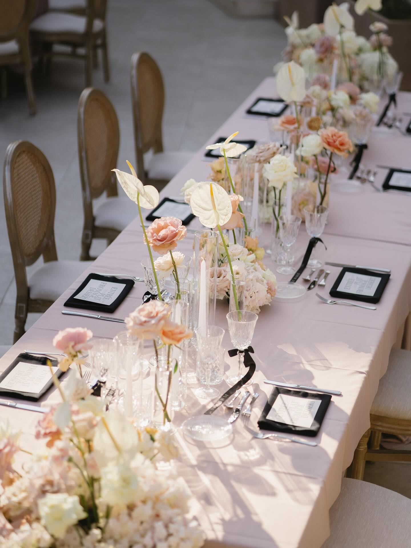 Une table élégante, des détails soignés et une papeterie pensée dans les moindres détails ✨
Menus personnalisés, rubans satiné , typographie sobre et chic… Chaque élément est conçu pour s’harmoniser parfaitement avec l’univers de votre mariage.
Un travail de précision pour sublimer votre réception et offrir une expérience unique à vos invités 🖤
WP: @annecwedding
Venue: @maison.claudie
Florist : @maison_dcm_
📸 @laurineblly
💌 Vous préparez votre grand jour ? Je vous accompagne dans la création d’une signalétique qui vous ressemble, de la papeterie au plan de table.
#weddingstationery #papeteriemariage #wedding2025 #wedding2026 #bride #luxuryprovencewedding #signaletiquemariage #decorationdemariage #weddingdetails #weddinginspo #papeteriesurmesure