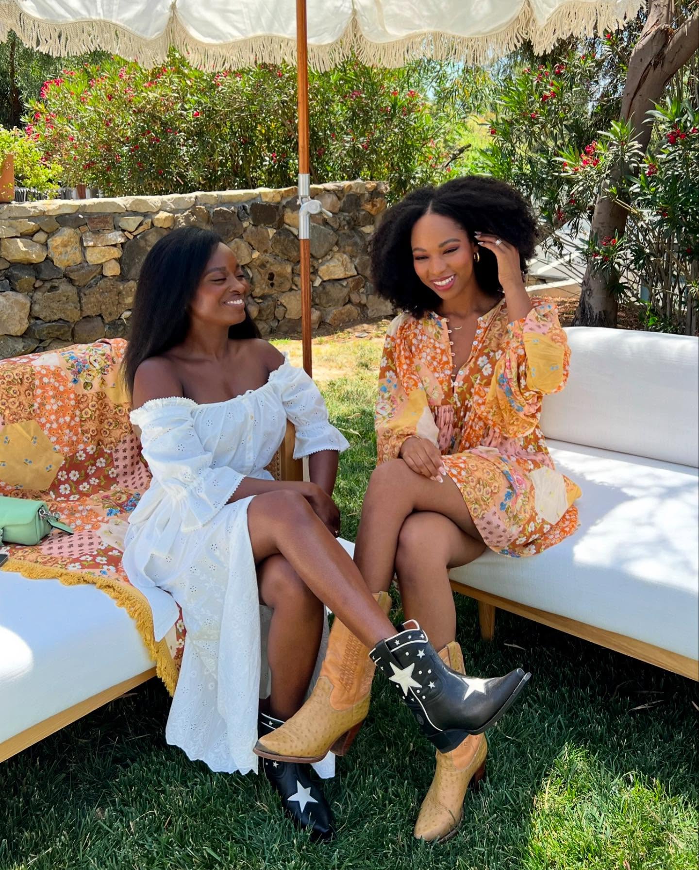 Just two curlfriends from Beaumont, TX who saw a gap in the hair extension industry when it came to textured natural hair and did something about it! 💁🏾♀️👏🏾
@yvettecorinne wearing our straight clip ins
@say_lindsay wearing our kinky u part wig
#hairforthegirls #naturalhairrocks #naturalhairextensions #curlyhairextensions