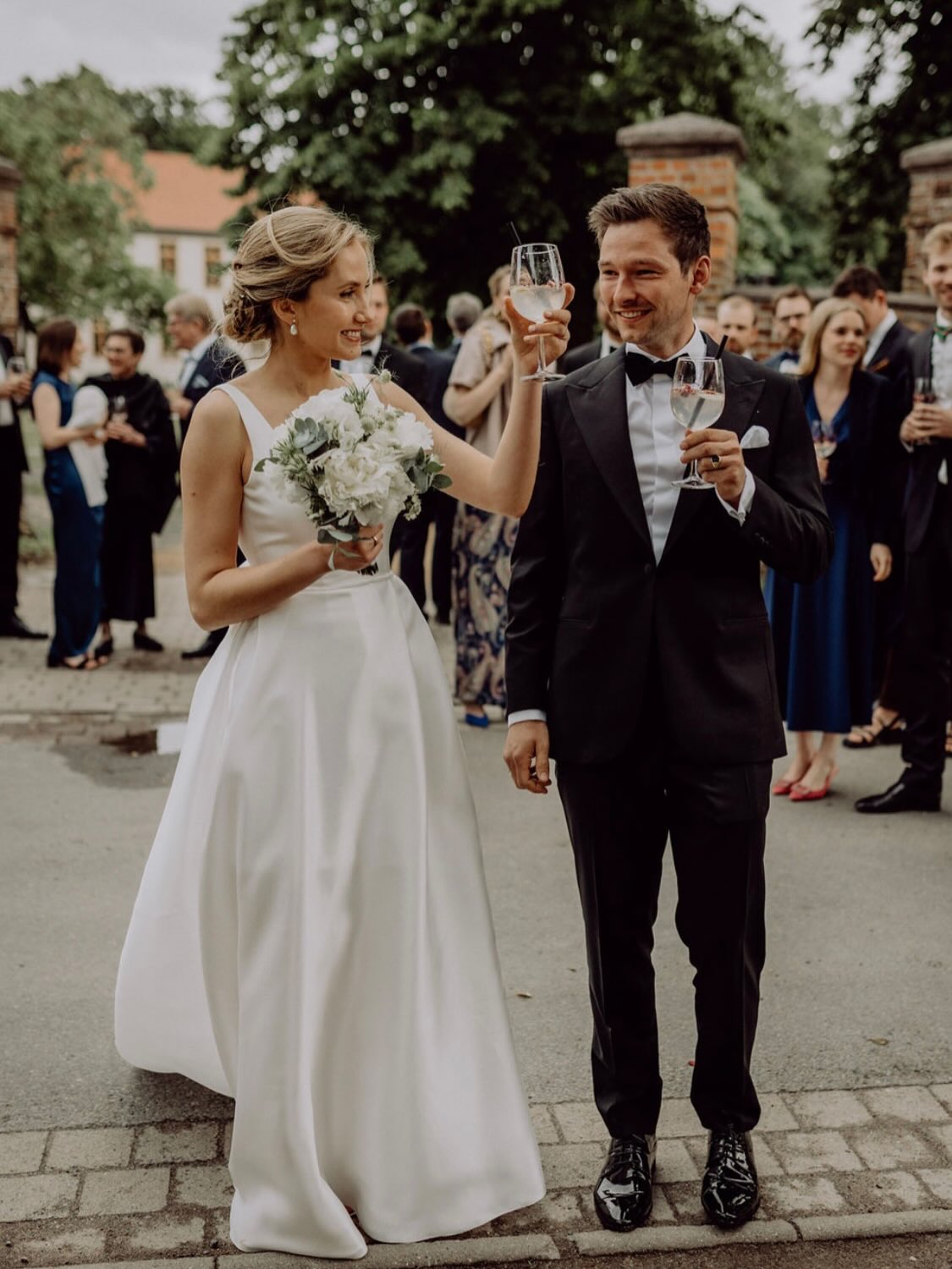 Eine absolut märchenhafte Hochzeit mit einem traumhaften Brautpaar 🌺 @karortj 🌸@julius_loebbecke — da durfte unsere Rosenlimo nicht fehlen 🌹📷@theweddingtree.eu