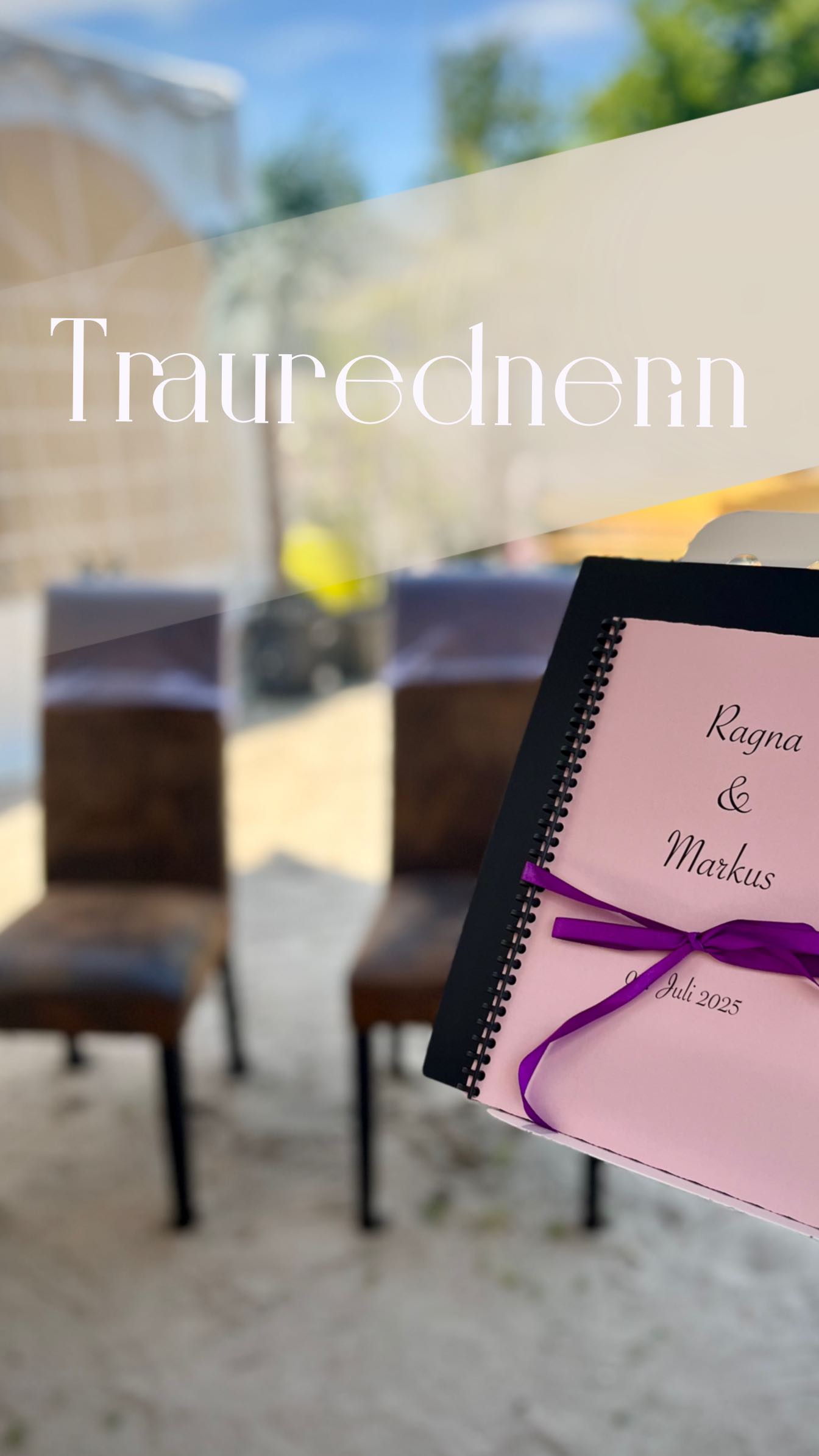 Deine Traurednerin – echt, nahbar, musikalisch! 🎤🎶
Am 5. Juli durfte ich Ragna und Markus durch ihre freie Trauung begleiten – mit einer sehr persönlichen Rede und ganz viel Musik.
Zusammen mit Daniel am Klavier habe ich „Marry You“ zum Einzug, „Ist da jemand“ nach dem Ja-Wort und „One Love“ zum Auszug gesungen.
Da ich nicht nur als Sängerin, sondern auch als Rednerin dabei war, konnten wir die musikalischen Übergänge ganz individuell gestalten: einzelne Songzeilen sind in die Rede eingeflossen, das Ehegelübde wurde von sanften Klaviertönen untermalt – so wurde alles zu einer runden Einheit.
Ragna und Markus hatten bereits vor ein paar Jahren in Las Vegas geheiratet. Diese freie Trauung war ihnen besonders wichtig, weil sie ihr Ja-Wort noch einmal im Kreis ihrer Familie und Freund*innen feiern wollten.
Ein sehr nahbares, humorvolles Brautpaar, mit dem ich im Vorfeld intensiv im Austausch war – mit dem Ziel, ihre Geschichte so zu erzählen, wie sie wirklich ist.
Danke, dass ich euch begleiten durfte. 💛
#freietrauung #trauungmitmusik #sängerinundrednerin #hochzeitmitmusik #weddingreel #hochzeitsinspiration #hochzeitssängerin #freierednerin #traurednerin #traurednerinstuttgart