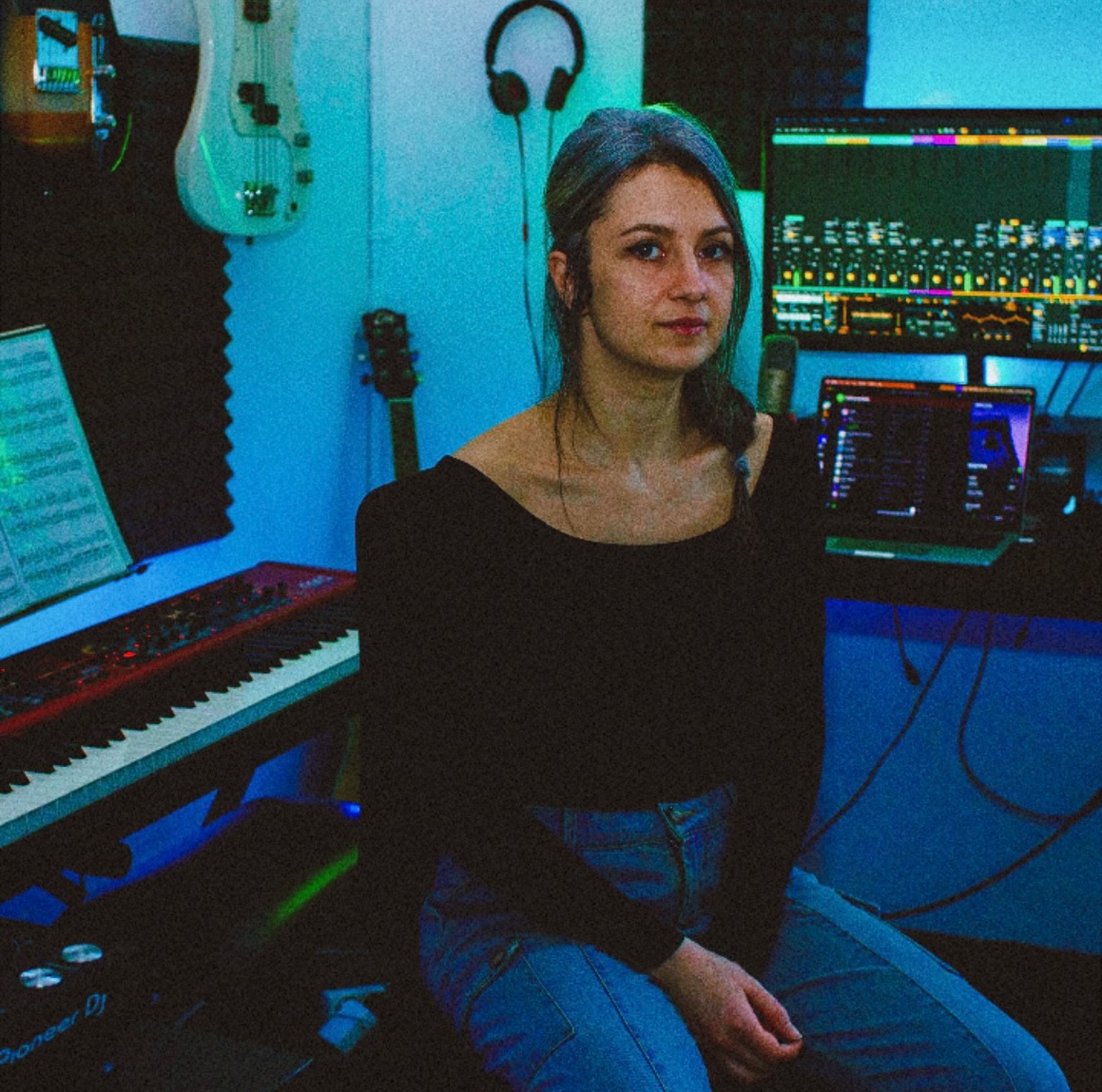Hi amigos! I have a quick announcement to make ! As you know I’ve been working as a producer for artists for a long time and with time it became hard to organise all my work between my channels (my website, Doomguy profile etc). So I’m announcing today my new alias Fraiah, which is the name I’m going to go by for my future work as a producer for artist.
Fraiah doesn’t have any deep meaning I’m sorry lol, I really struggled with this alias but if you really want to dig deep look up Deep Friah from Mad Max and that’s where it comes from. The guy is crazy and I like the spelling.
To inaugurate it, I’ll announce that my first production as Fraiah for the sweet @michelleeramos.c ft. @andruchappelle will be out on August 2nd! So keep your ears ready and your platforms open. And remember when you see Fraiah it’s just your home girl Laura Babetto.
Besitos all
