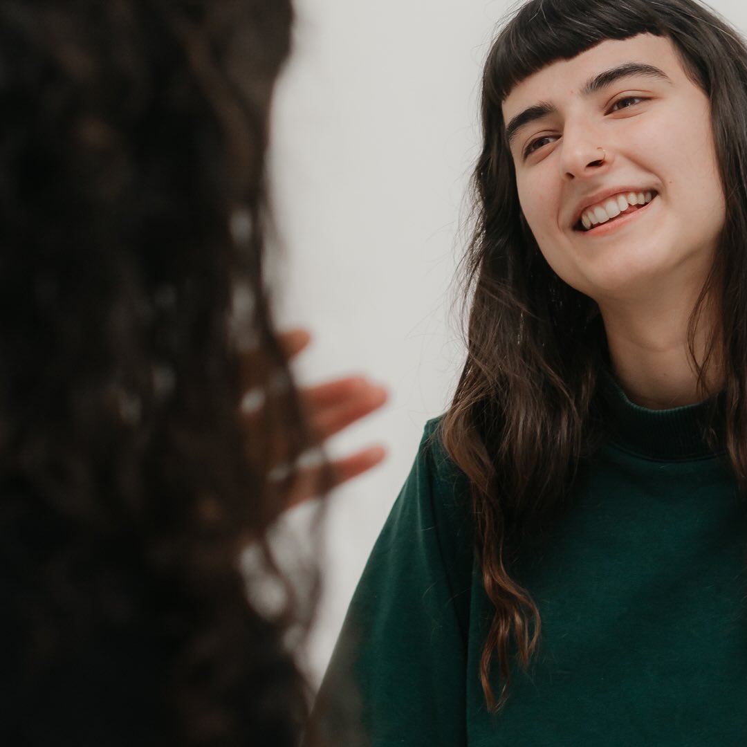 Zwischen meinen Sitzungen mit Klient*innen begleite ich gerade ein Startup mitten im Gründungsprozess, zwischen Visionen, Dynamiken und Reibungen. Es ist so berührend, mit Menschen zu arbeiten, die mutig hinschauen und spüren auf sich selbst und aufeinander.
In zwei Wochen bin ich auf einem Festival, gebe Workshops und Pantarei Sessions.
Zwei Wochen später spreche ich auf der Hochzeit einer meiner ältesten Freund*innen um die beiden zu trauen – ein Herzensmoment, der mich jetzt schon kribbeln lässt.
Jede dieser Aufgaben fordert mich auf ihre ganz eigene Weise heraus. Und jede von ihnen schenkt mir das Gefühl, genau richtig zu sein, wo ich bin.
Noch vor einem Jahr war mein Kalender auch voll – aber mit Druck, Geschwindigkeit und Leistung.
Heute ist er noch immer gut gefüllt – aber mit Begegnungen, Bewegung, Dingen, die ich liebe.
Mit Raum für mich.
Mit Zeit, in der ich mich spüren darf.
Mit einem Gefühl von: Das bin ich.