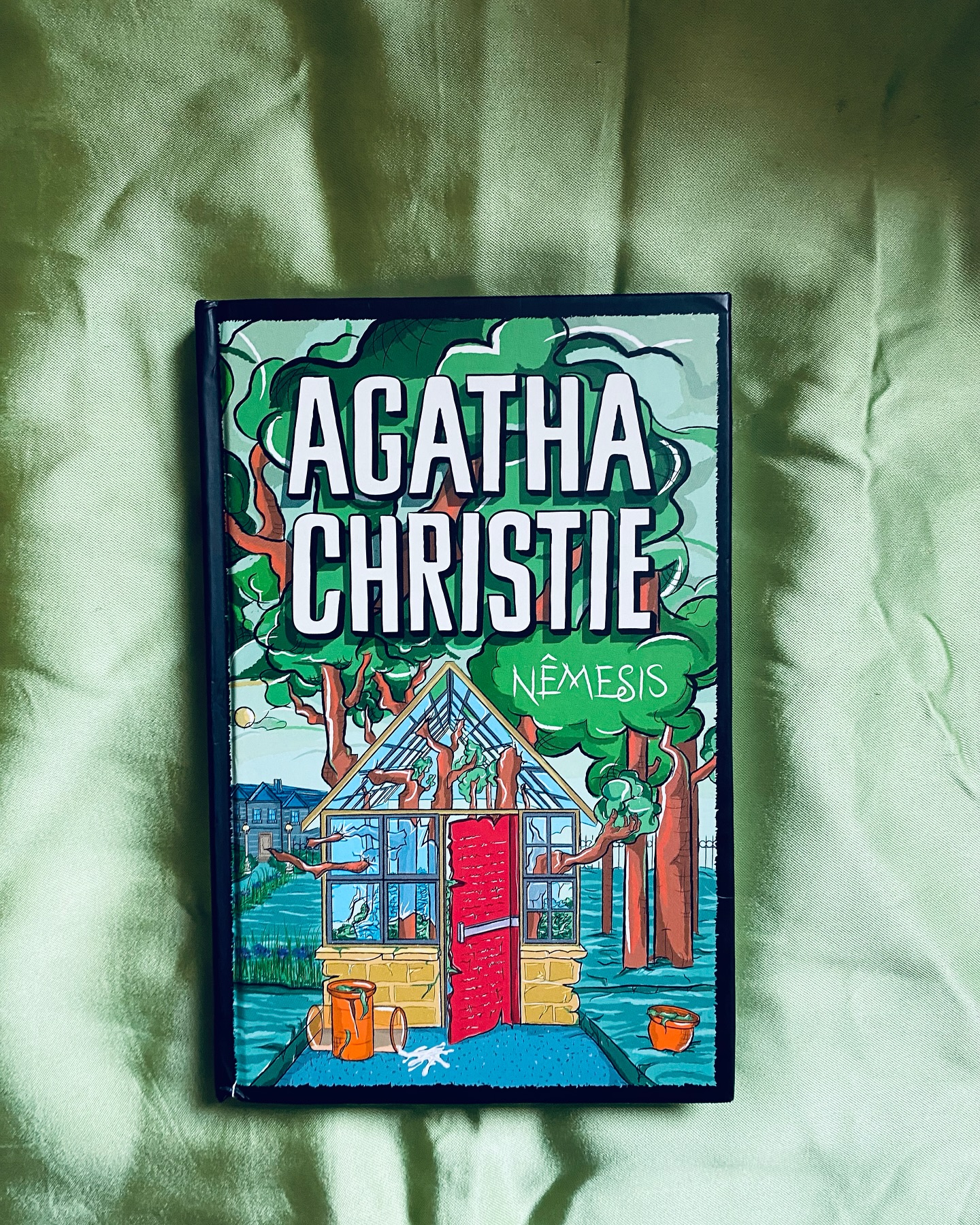 Nêmesis - Agatha Christie
Nota: ⭐⭐⭐
Agatha Christie mais uma vez — para a nossa felicidade, traz a maior fofoqueira do Reino Unido para a sua narrativa, Miss Marple, dessa vez em “Nêmesis”. Onde, após um cruzeiro no Caribe, conheceu o milionário Jason Rafiel que ajudou a evitar uma tragédia — sendo do livro “Mistério no Caribe” que ainda não li (aceito de presente @harperCollins haha).
Após uma pequena leitura no jornal, descobre-se que ele está morto e, alguns dias mais tarde, Miss Marple descobre que recebeu uma herança — que ela só receberá se solucionar mais um mistério. Porém, o Sr. Rafiel não deixou nenhum tipo de informação, não tem local, vítima ou qualquer pista se quer. Cabe a nossa investigadora preferida, com os seus métodos mirabolantes e eficazes, resolver esse mistério mesmo não sabendo qual é.
Em Nêmesis e eu, infelizmente, não tive a conexão necessária com a história, achei meio parada, um pouco diferente das últimas leituras desta escritora brilhante, o drama e o mistério não me cativou tanto quanto gostaria. A personagem Miss Marple continua impecável, a sua forma de pensar e agir com a doçura e precisão necessárias para concluir mais um mistério.
Porém, mesmo assim, não foi o suficiente para me conectar com o enredo apresentado pela Agatha, espero que nos próximos livros eu consiga me relacionar melhor com a história.
#fofoqueira #agathachristie #editoraharpercollins #rainhadomistério #misterio #boxdelivros #agathachristiebooks #books #instabook #insta #feed #nêmesis #harpercollins #missmarple #rainhadocrime #classico #bookstagrammer