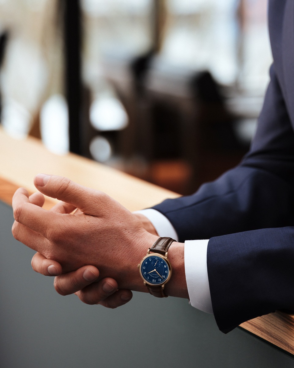 A. Lange & Söhne ist die deutsche Luxusuhrenmarke schlechthin. Kaiser, Könige und Zaren gehörten schon vor mehr als 100 Jahren zu den Kunden der Uhrenmanufaktur. David Born fotografierte bei uns das Modell 1815, das für traditionelle uhrmacherische Werte und deren zeitgemäße Interpretation steht.
Kunde: Lange & Söhne @alangesoehne
Fotograf: @david_born
Styling: @juliaquante
H&M: @dennis_brandt
Licht: @paul_skulimma
Assisten: @jeanpaul_pastor_guzman @simonschreiner_ #alangesoehne #feinuhrmacherei #lange1815 #neverstandstill #spielfeldberlin