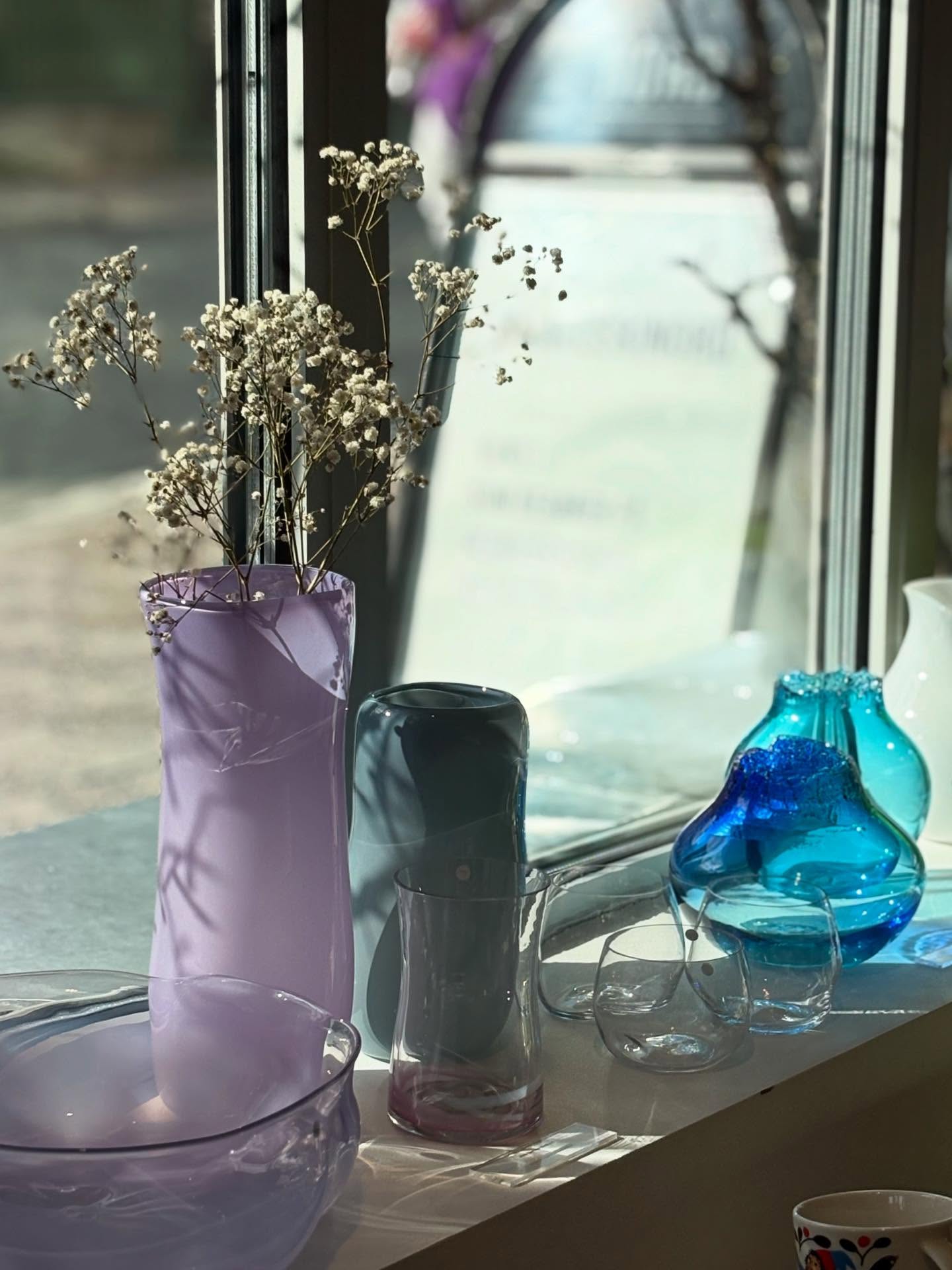 Solen skinner & det er søndag!☀️☀️☀️
Velkommen innom oss i dag. Her ser dere nydelig glass fra Kjersti Johannesen og Mats Eilertsen Bårdlund.
Søndagsåpent galleri 12-16
•
@glasskunstner_kj @matsbaardlund @gallerinord @tromsosentrum @visittromso #glasskunst #glasblowing #gallery