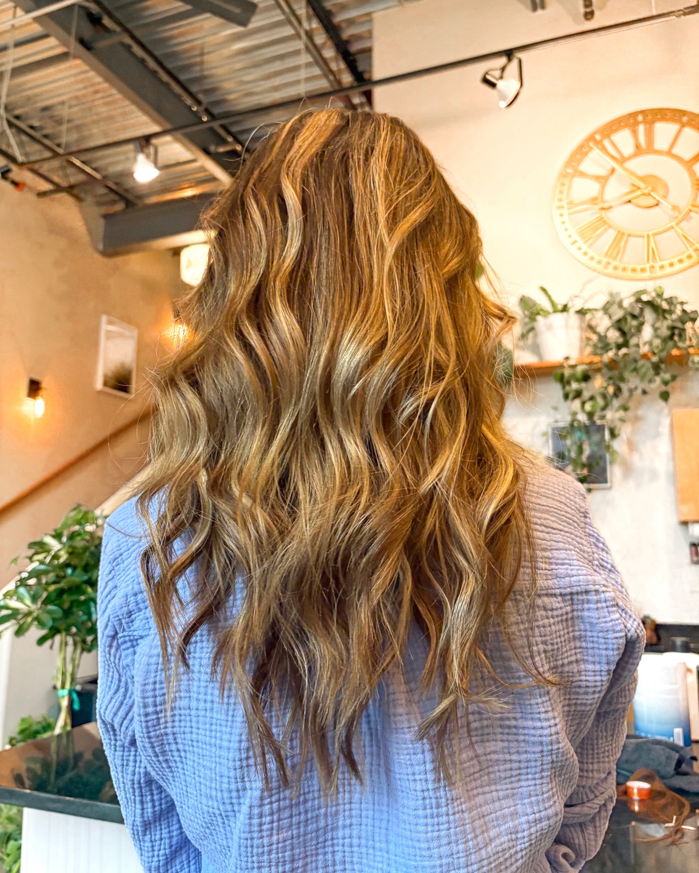 3 rows of extensions + full balayage = a stunning hair revamp by Marissa💚💁🏼♀️ Swipe for the before!
#hairextensions #fullbalayage #columbiasc #mossandmoon #columbiaschairstylist #beforeafterhair #columbiaschairsalon