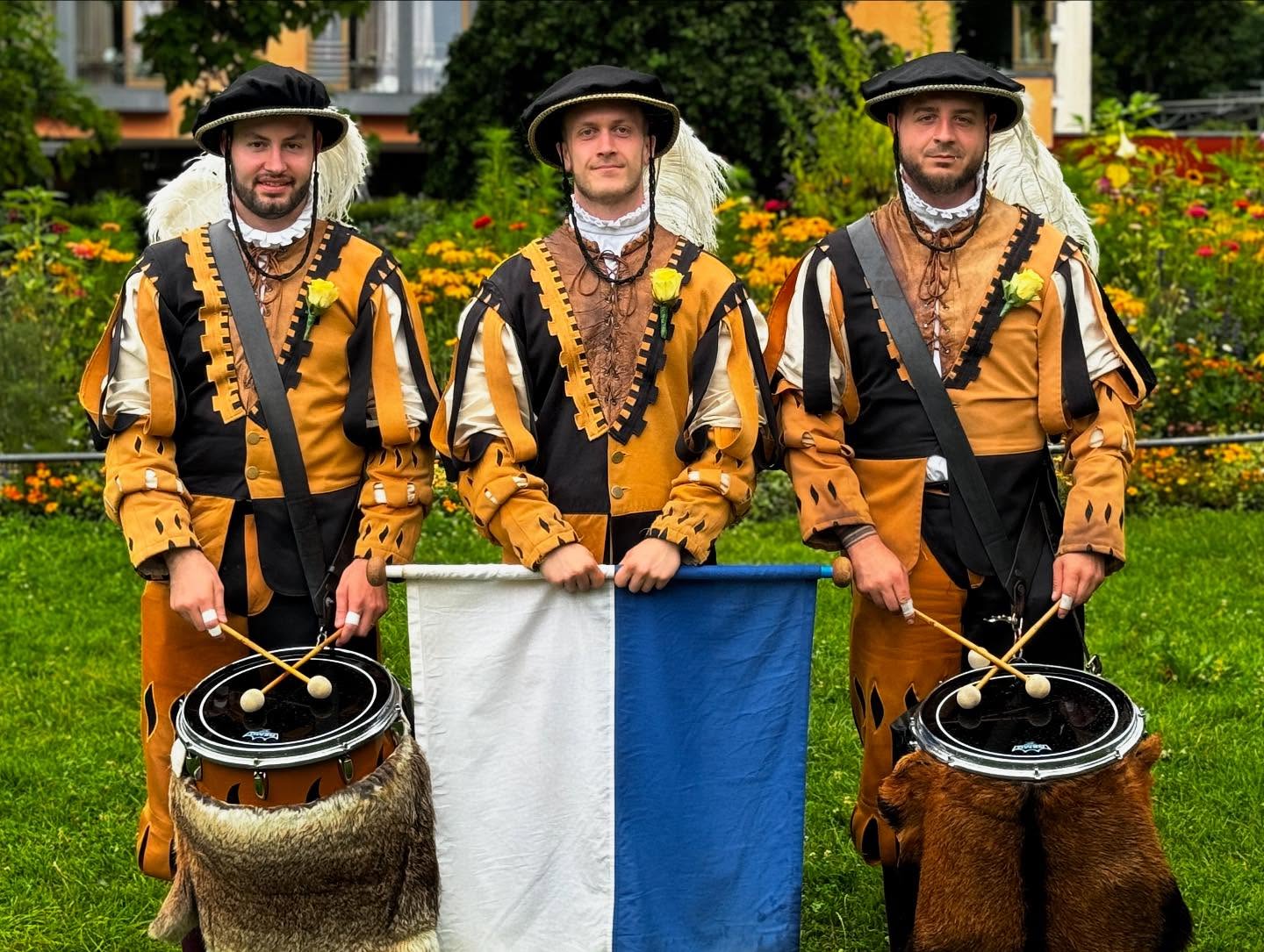 Noch zwei mal schlafen und dann geht’s im Gänsemarsch von Haus zu Haus. Apropos Marsch… kennt ihr schon unsere Marschtrommler?
Die drei Frontrow-Schlegeldribbler beherrschen ihr Handwerk - das steht außer Frage. Mal sehen wie sie sich dieses Jahr schlagen werden 🥁
Wir wünschen euch morgen eine schöne Eröffnung 💙🤍 wir sehen uns dann spätestens am Samstag 😎
.
.
.
#fztell #rutenfest #ravensburg #letithappen #marschtrommler #rührgeräte #dribbler #andivergissdietemposnicht #nichtsotiefrüdiger #💛🖤